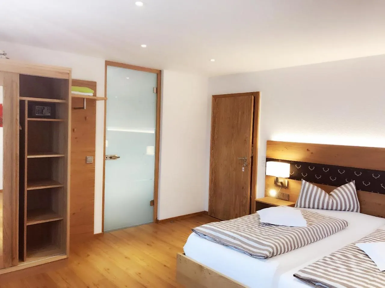 Photo of the whole room, Bed in Hotel am Wiesenhang - Garni