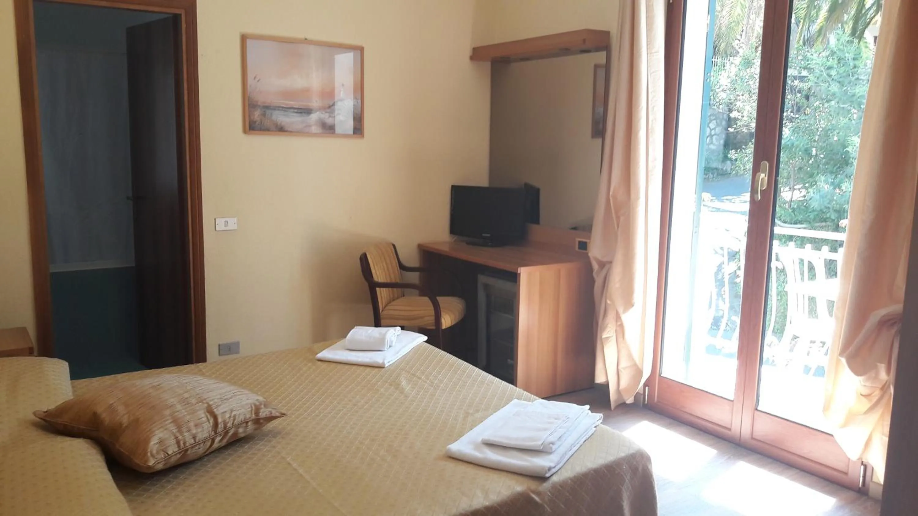 Bathroom, Bed in Hotel Residence Moneglia