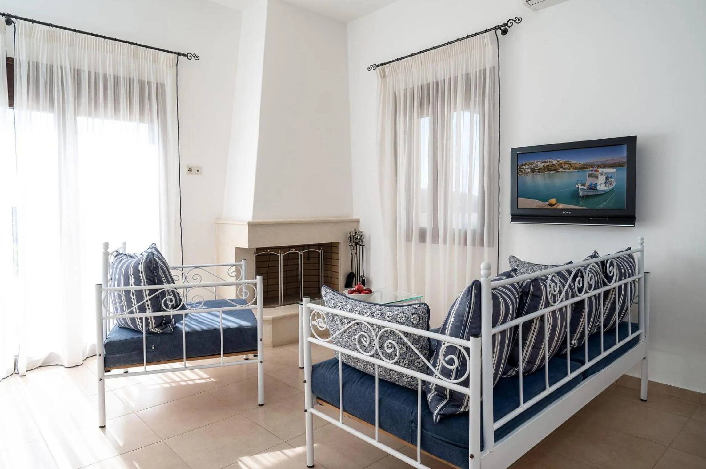 Bed in Lenikos Resort