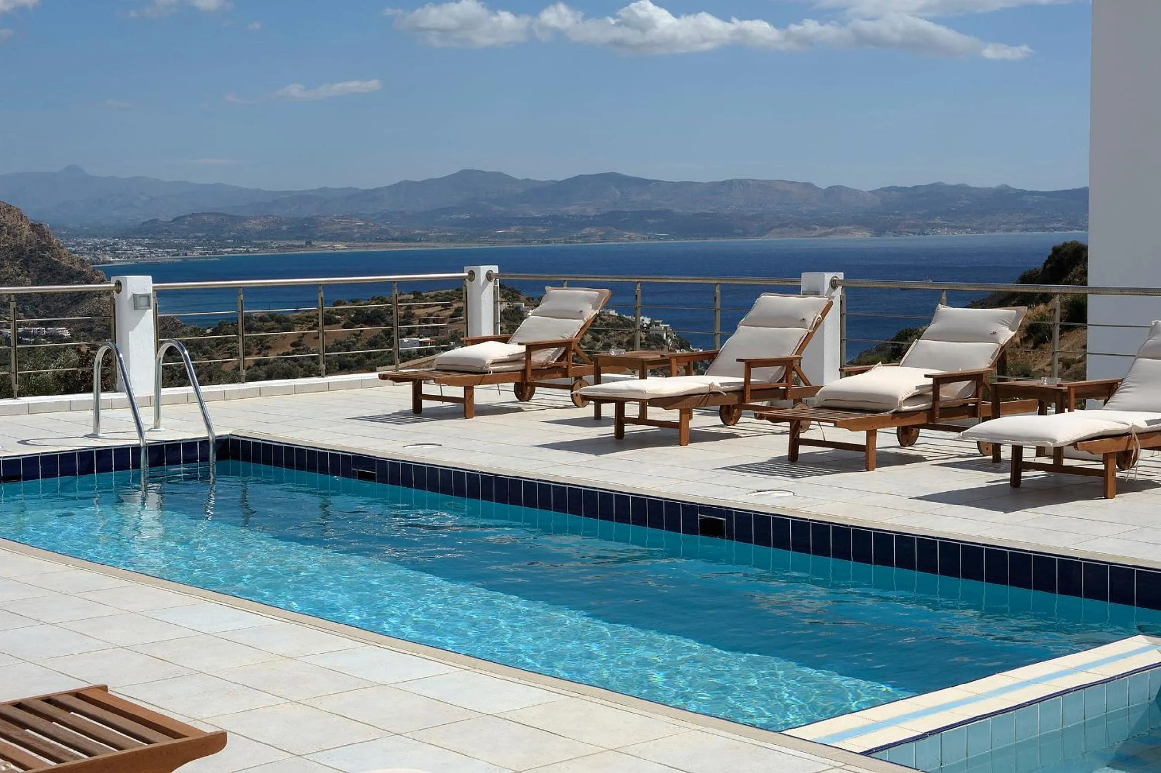 Swimming pool in Lenikos Resort
