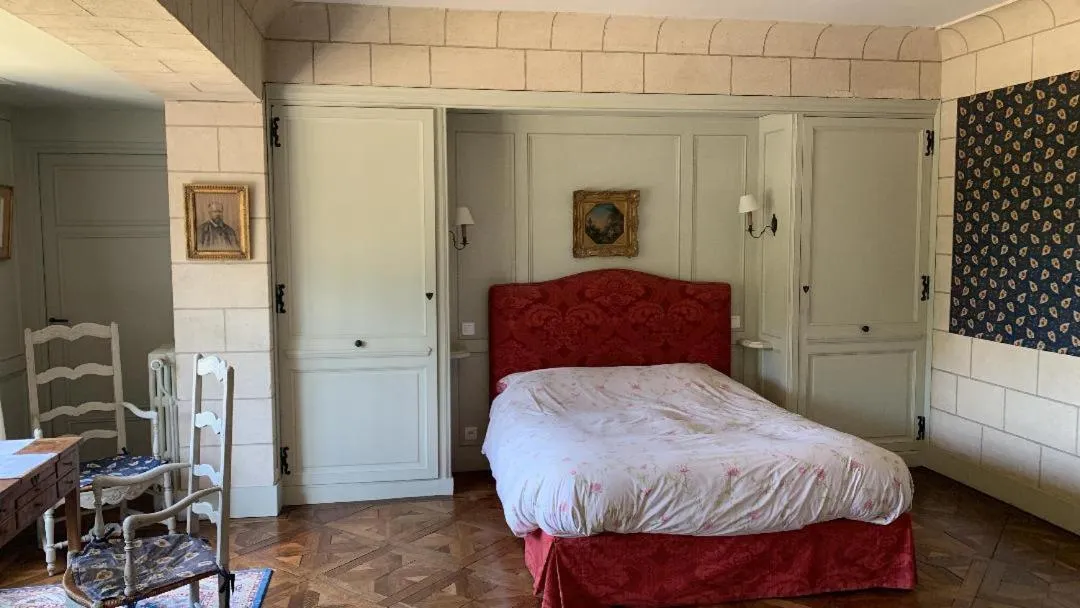 Bed in Le Manoir de Beaumarchais