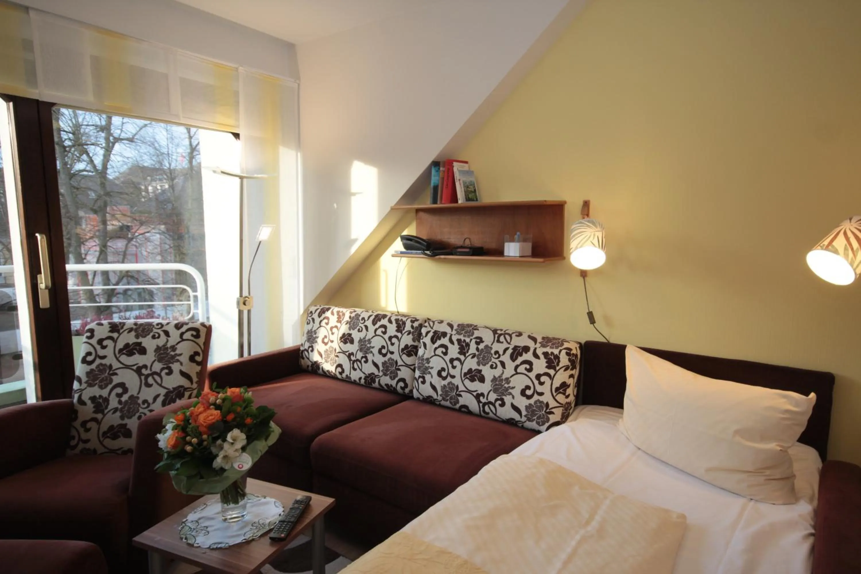 Seating area, Bed in Cafe Schneidewind