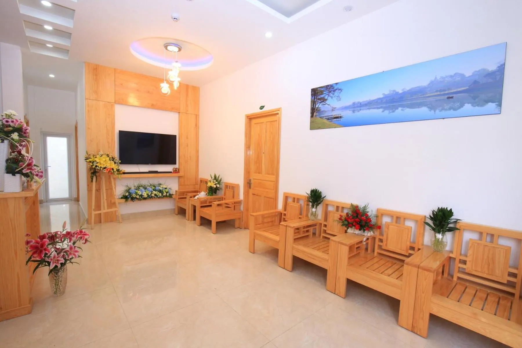 Communal lounge/ TV room in Moc Tra Hotel