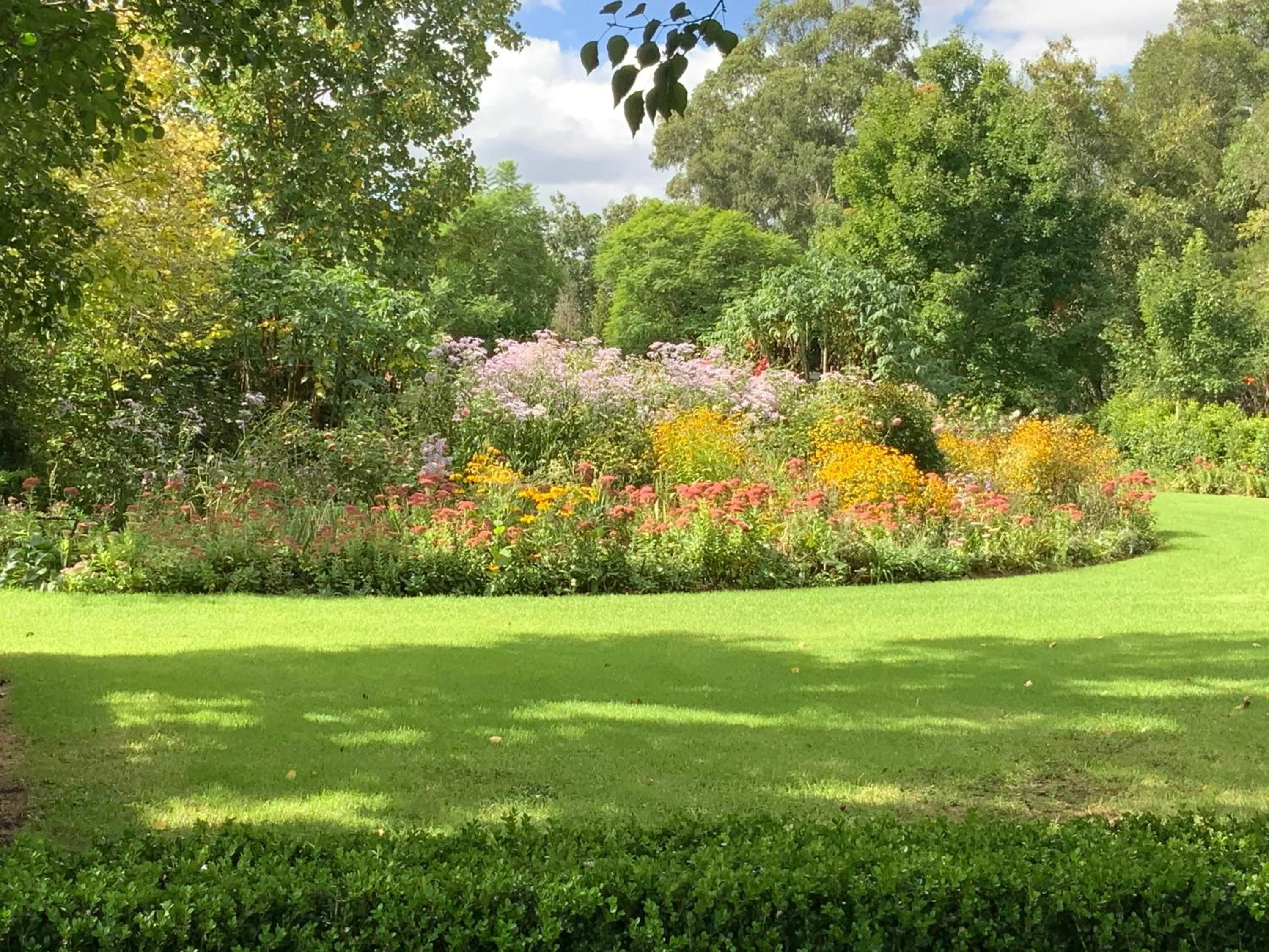Chanticleer Gardens Barn cottage with a Pool