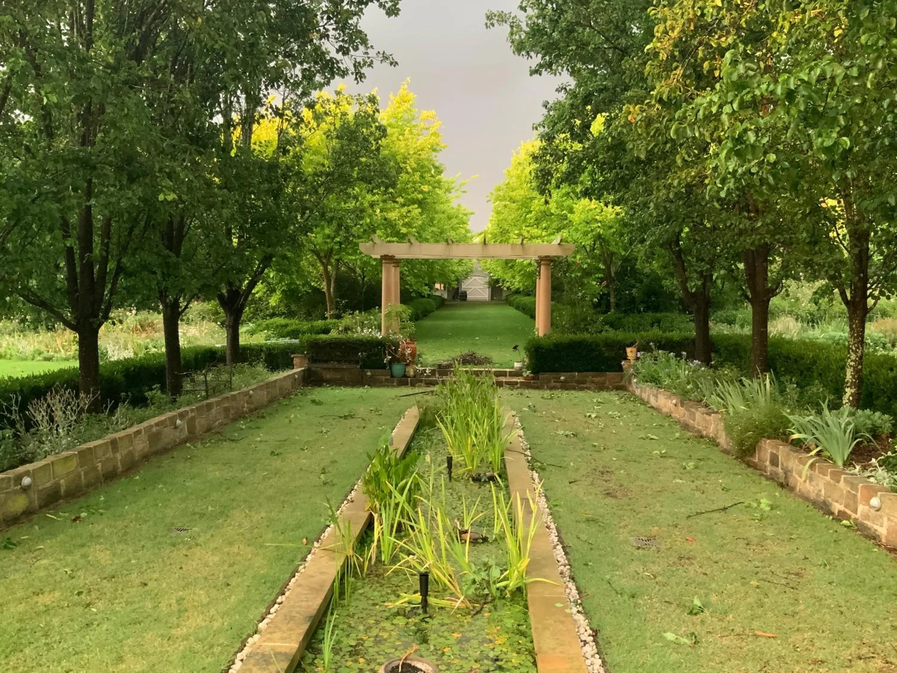 Chanticleer Gardens Barn cottage with a Pool