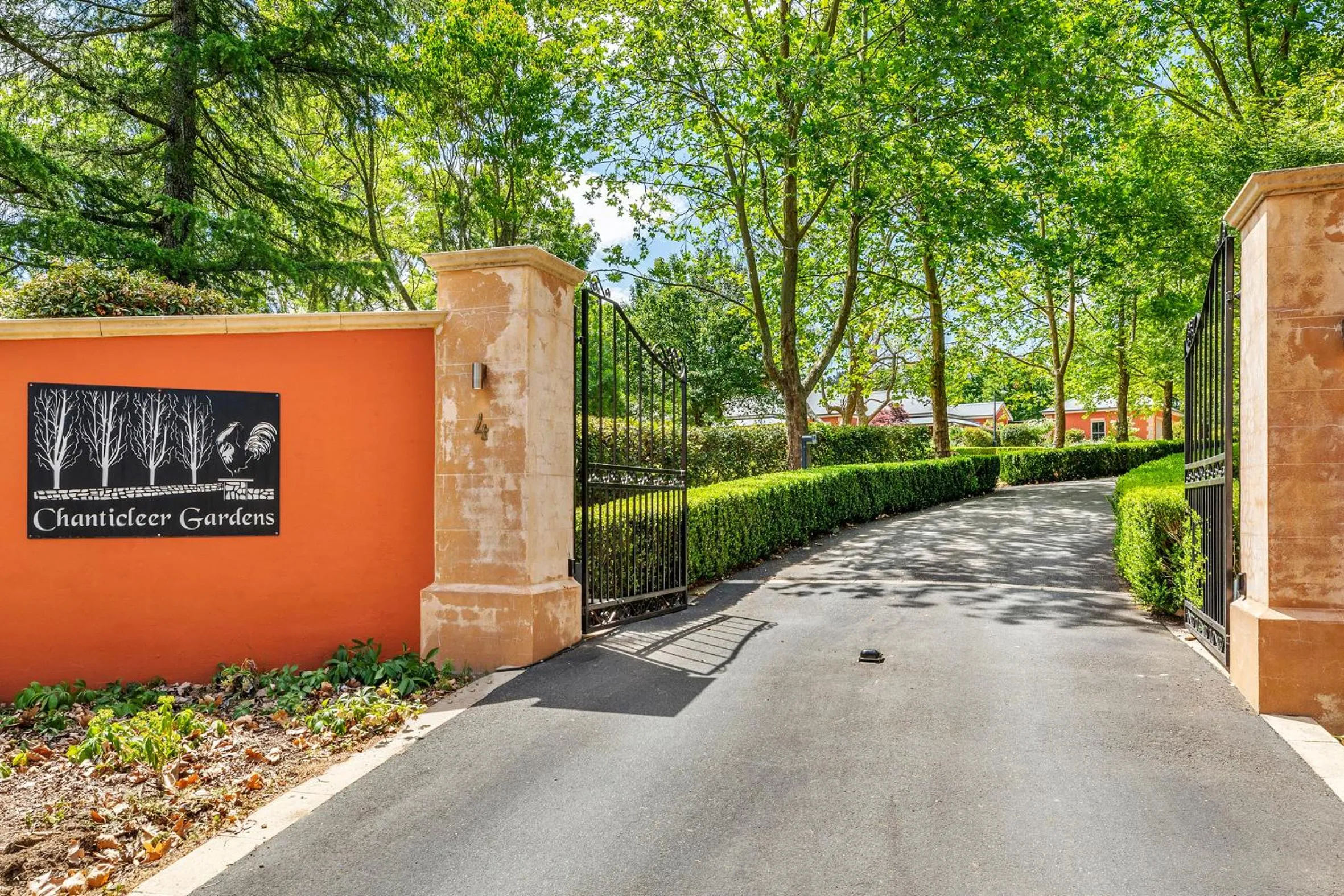 Facade/entrance in Chanticleer Gardens Barn cottage with a Pool