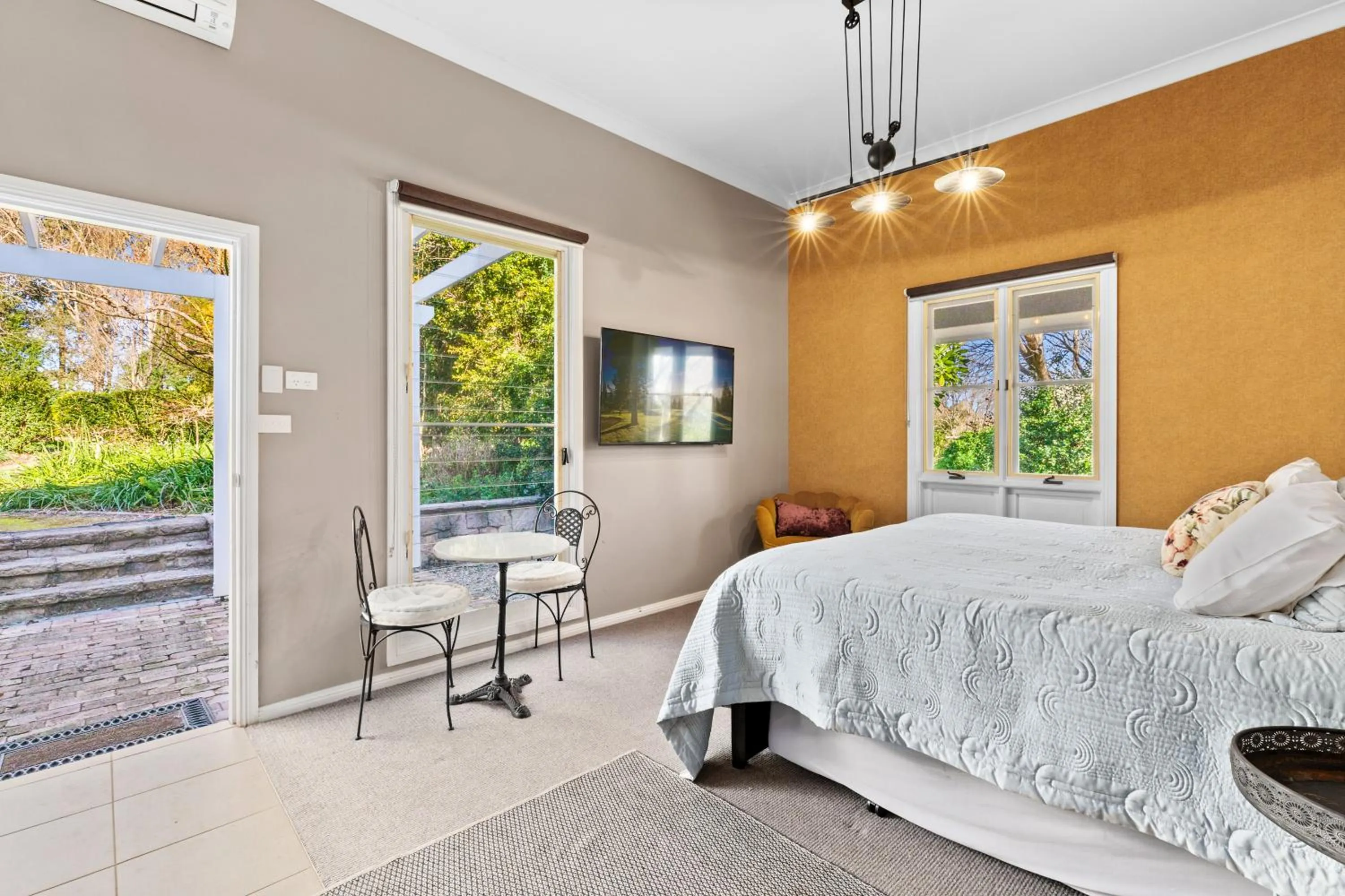 Bed in Chanticleer Gardens Barn cottage with a Pool
