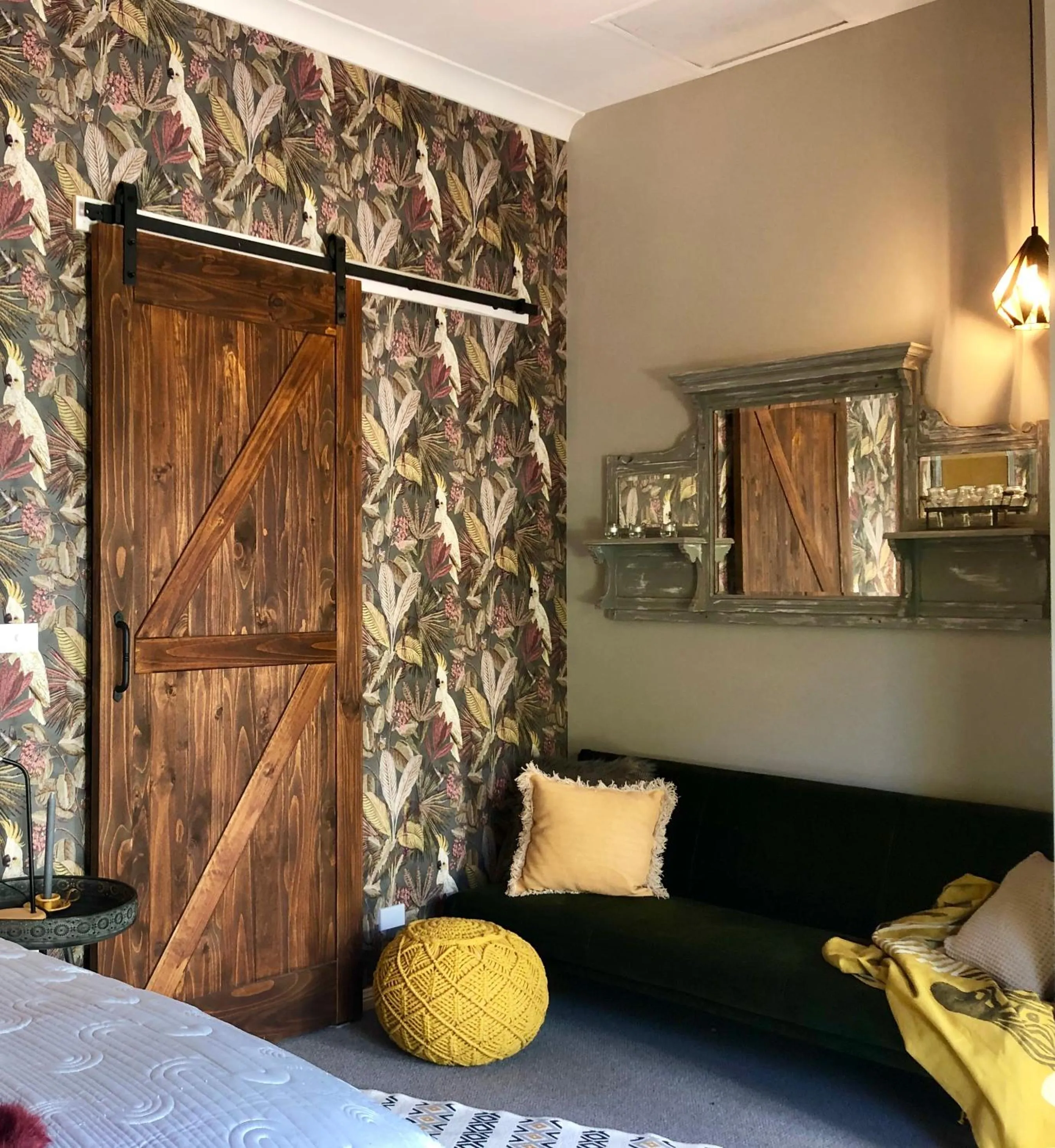 Seating area in Chanticleer Gardens Barn cottage with a Pool