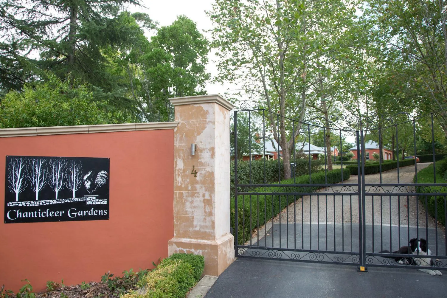 Facade/entrance in Chanticleer Gardens Barn cottage with a Pool