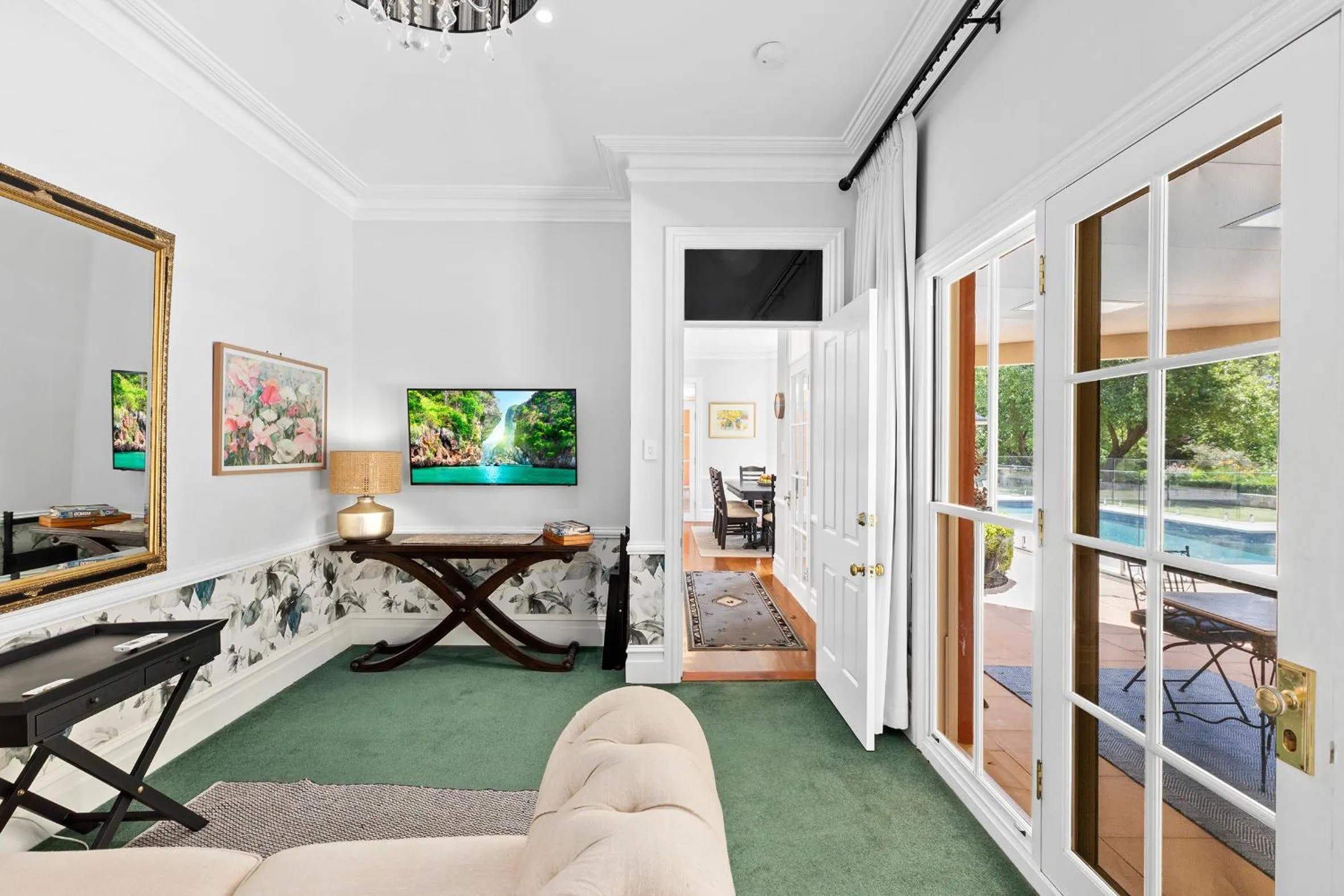 Chanticleer Gardens Barn cottage with a Pool