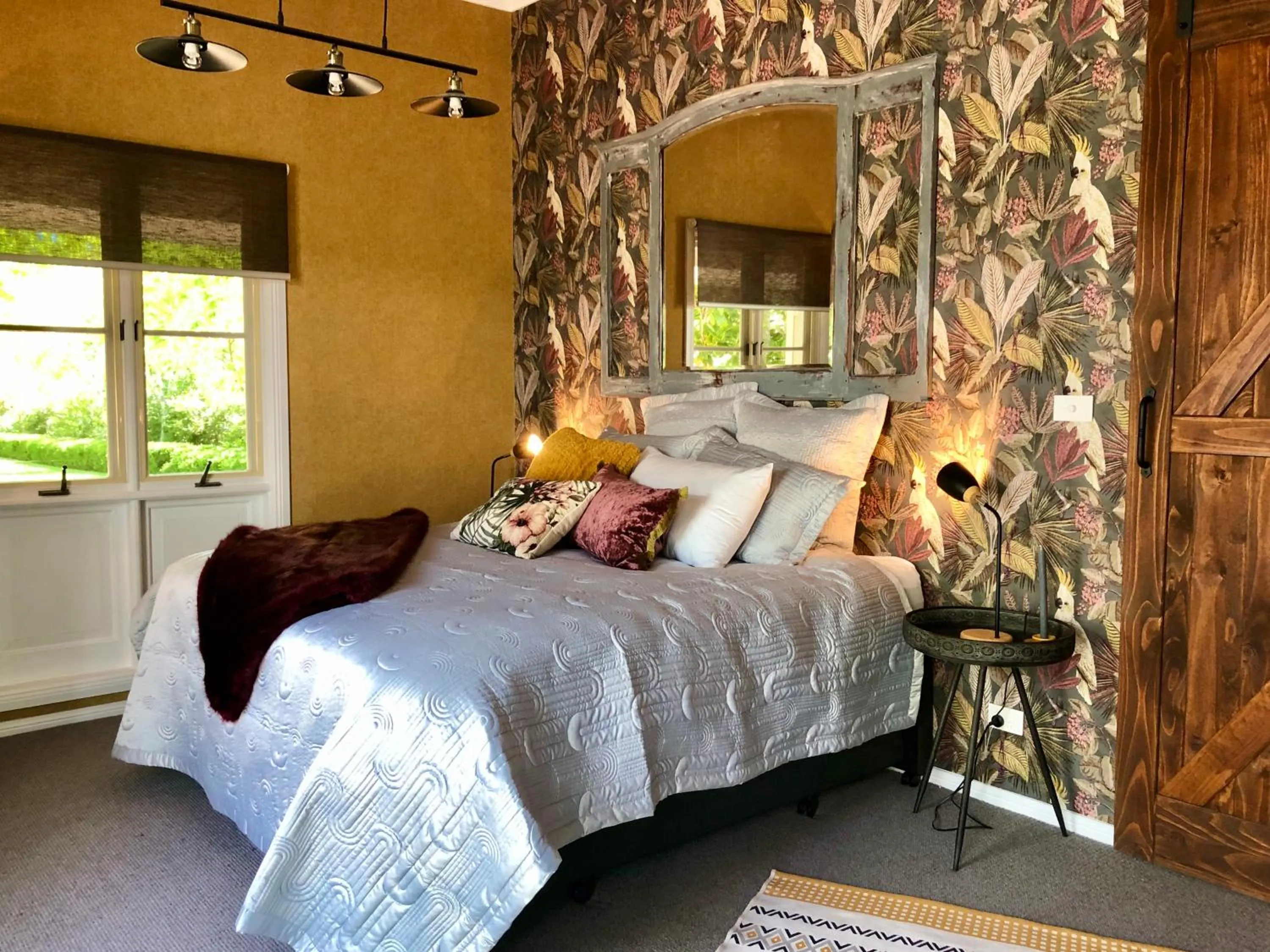Bed in Chanticleer Gardens Barn cottage with a Pool