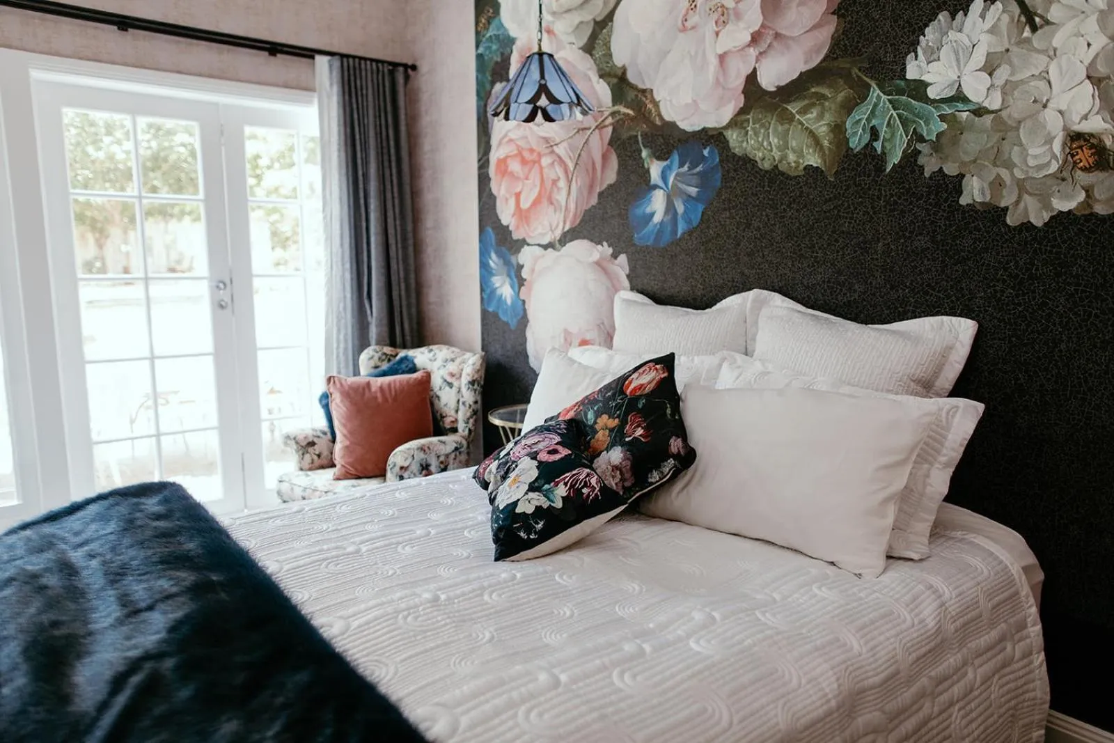 Bed in Chanticleer Gardens Barn cottage with a Pool