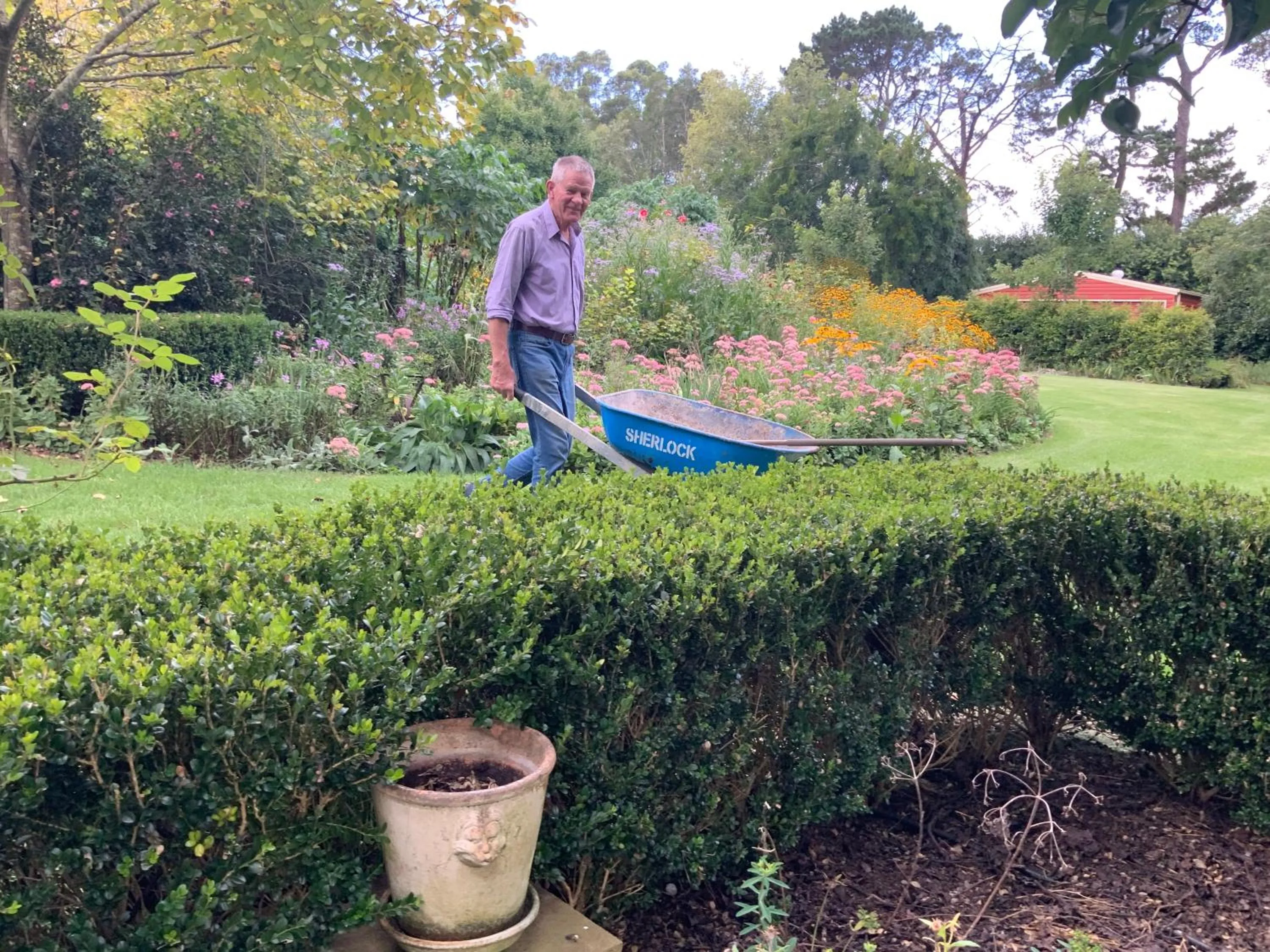 Chanticleer Gardens Barn cottage with a Pool
