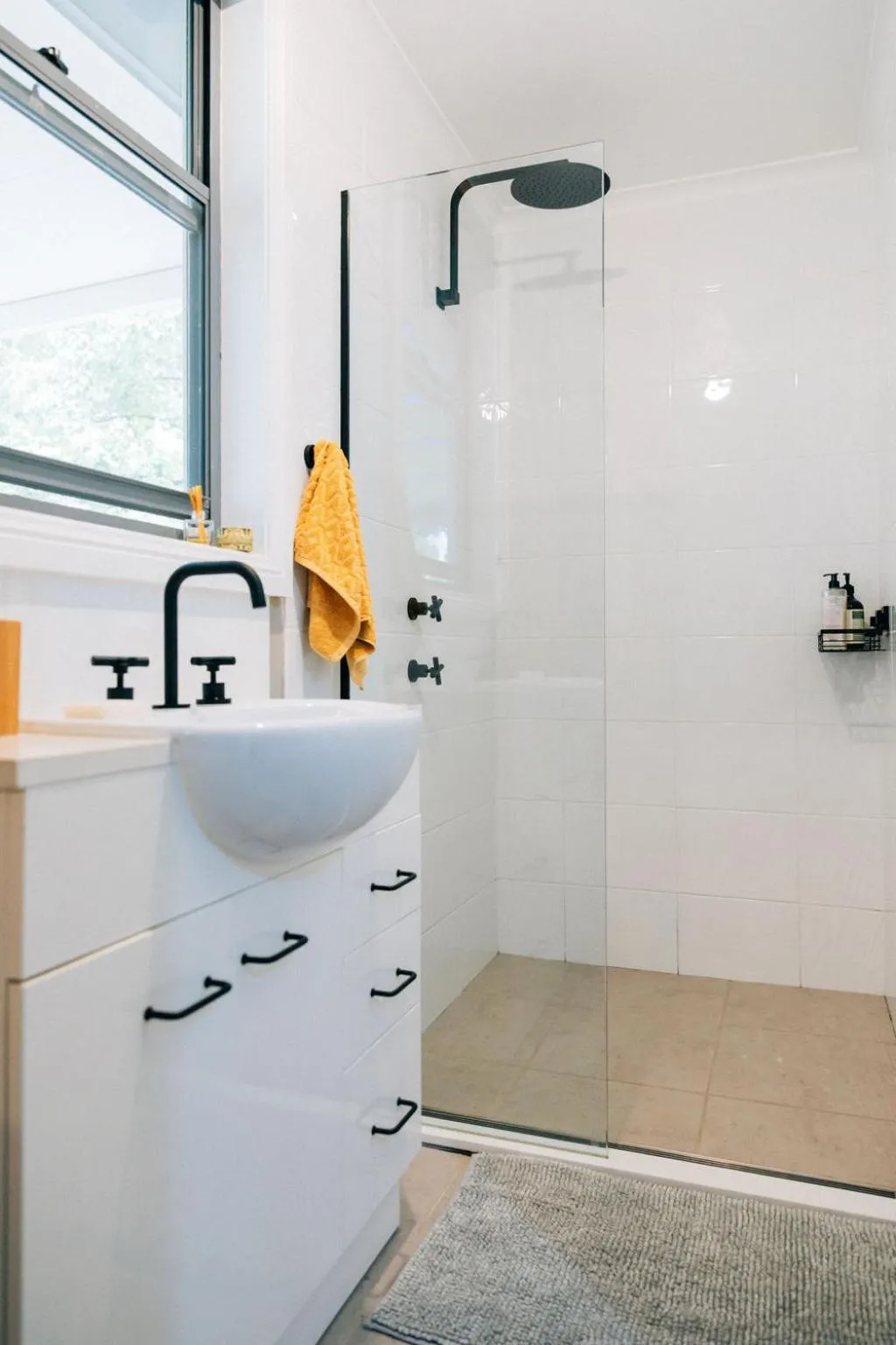 Shower in Chanticleer Gardens Barn cottage with a Pool