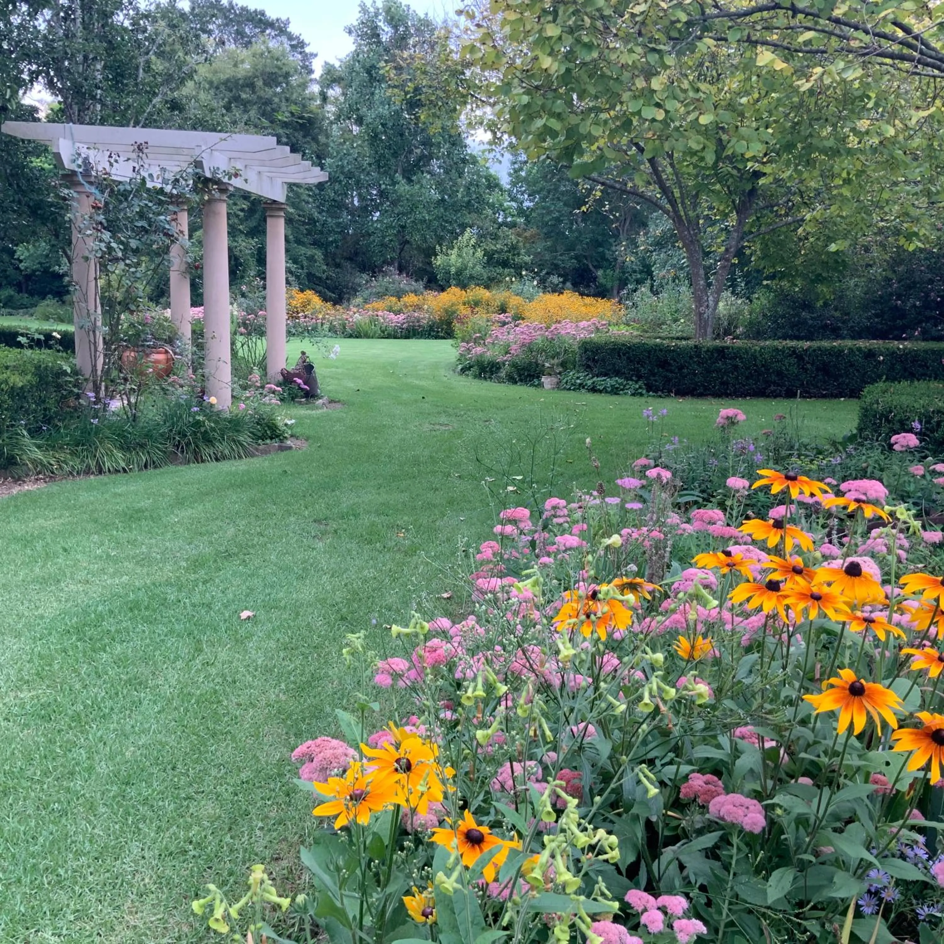 Chanticleer Gardens Barn cottage with a Pool