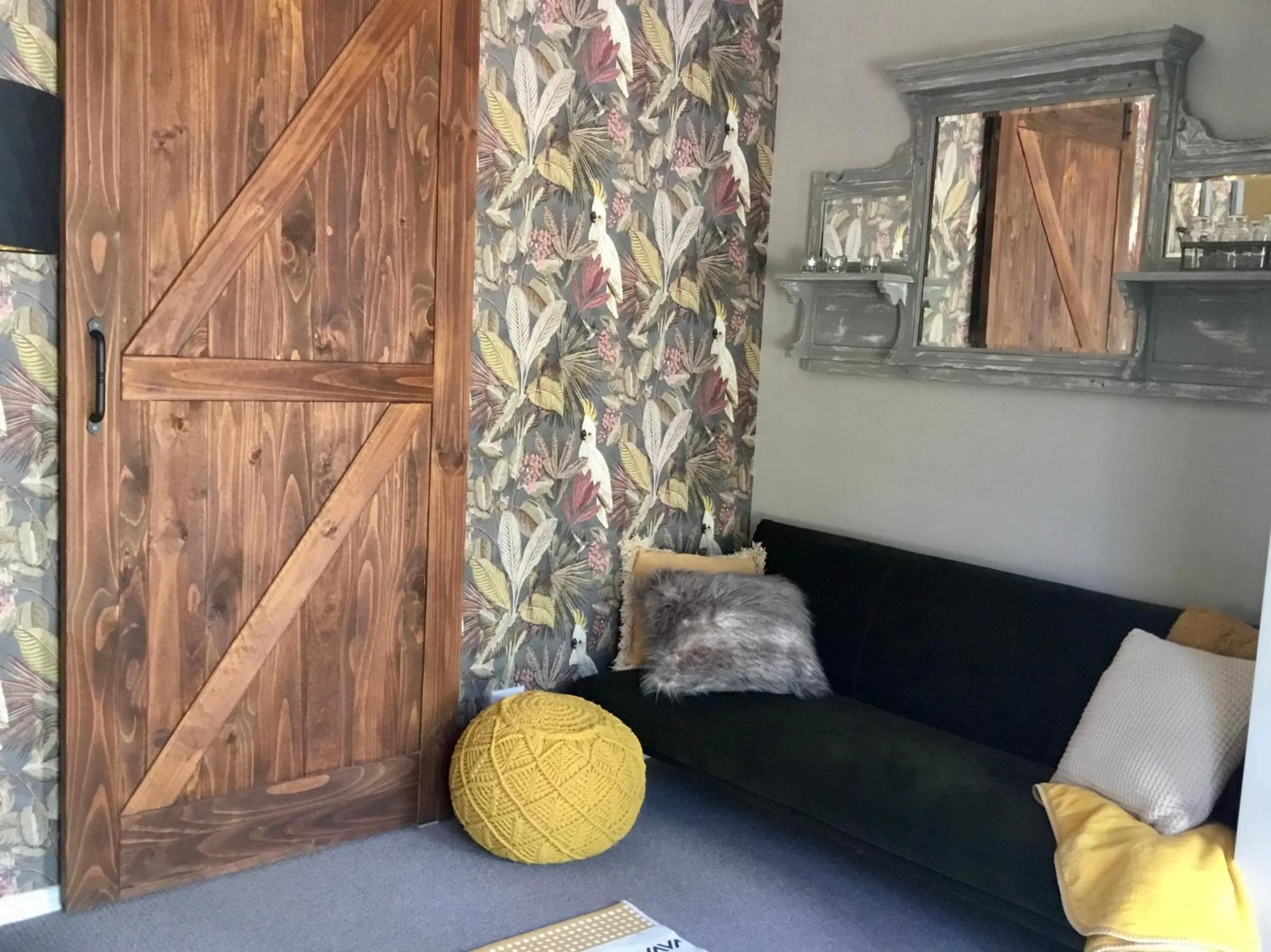 Seating area in Chanticleer Gardens Barn cottage with a Pool