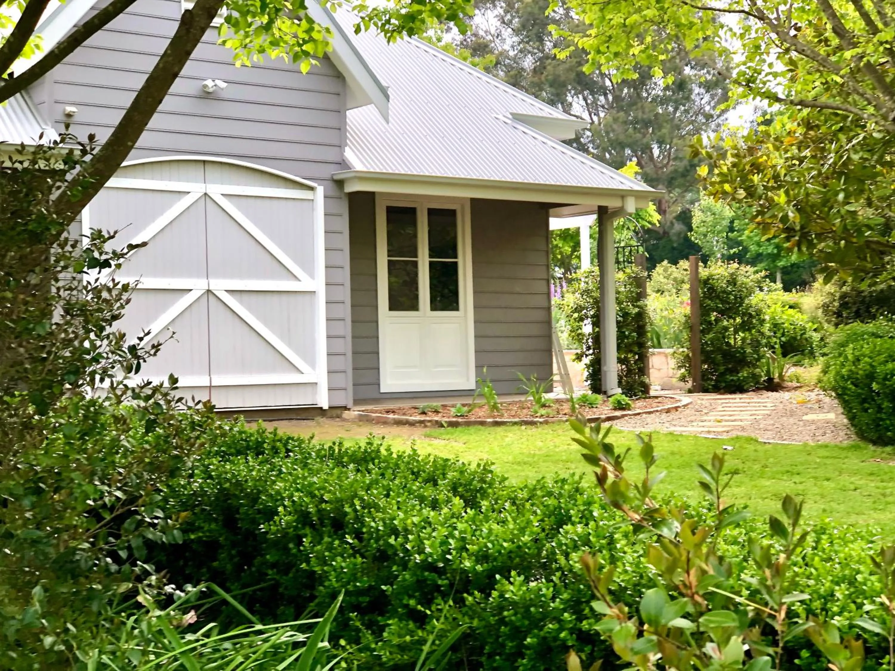 Chanticleer Gardens Barn cottage with a Pool