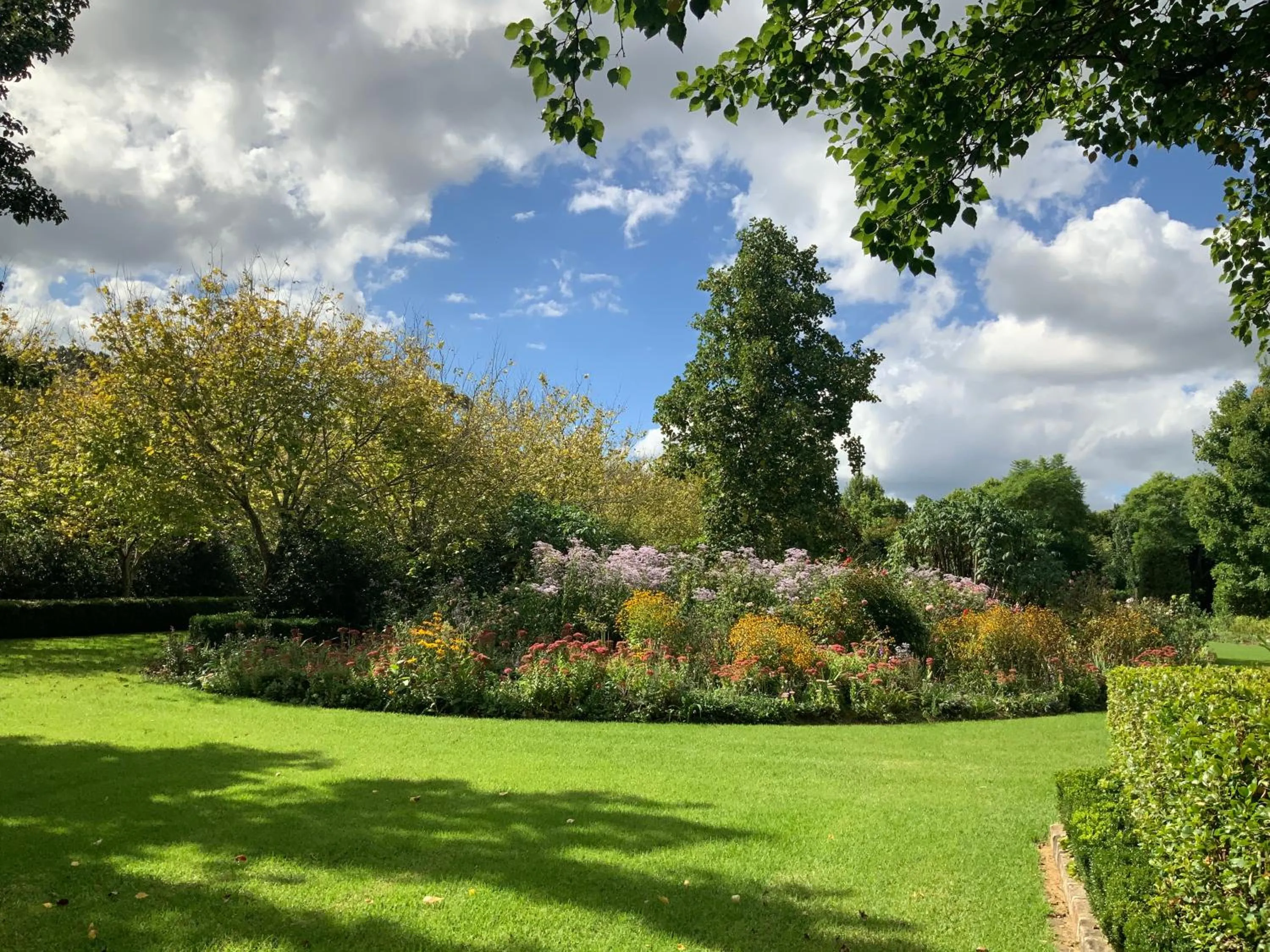 Chanticleer Gardens Barn cottage with a Pool