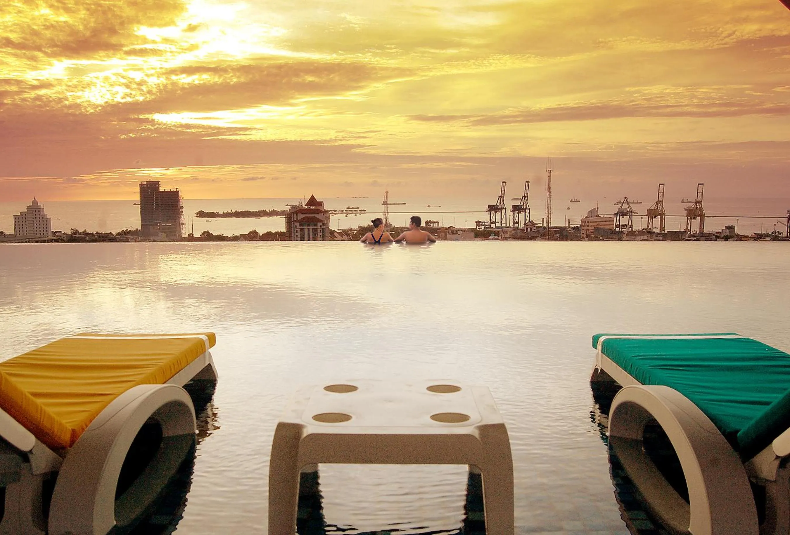 Swimming pool in Karebosi Premier Makassar