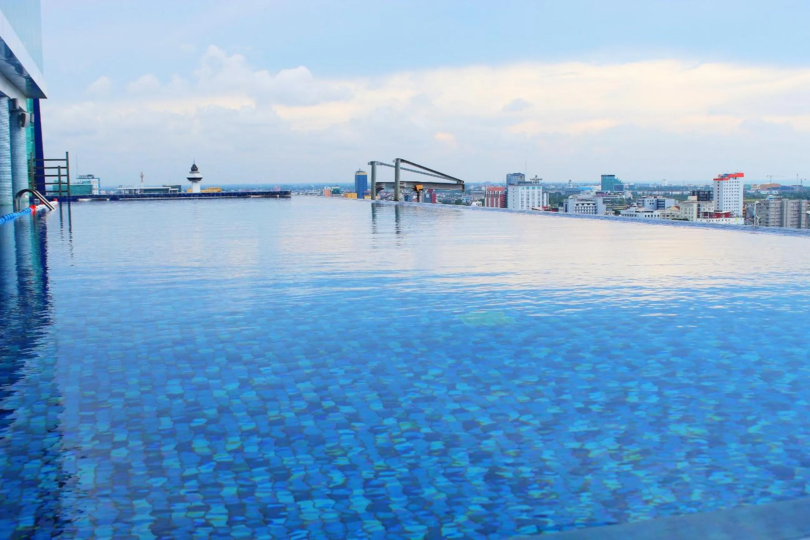 Swimming pool in Karebosi Premier Makassar