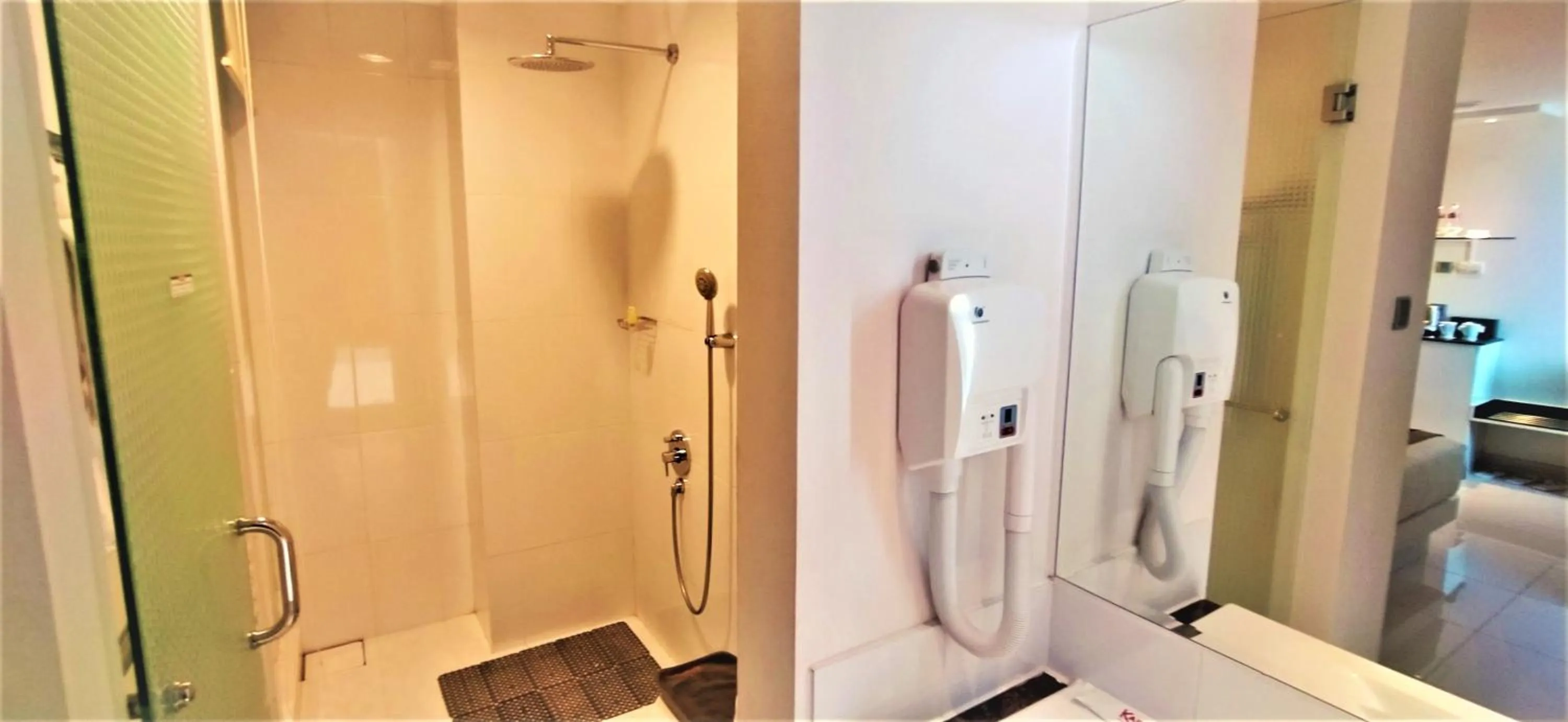 Bathroom in Karebosi Premier Makassar