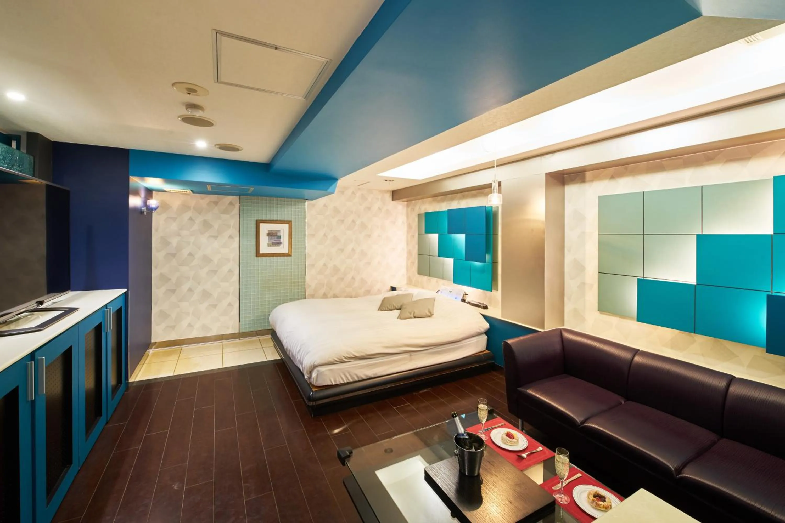 Photo of the whole room, Bed in Hotel AQUA Blue Yokosuka (Adult Only)