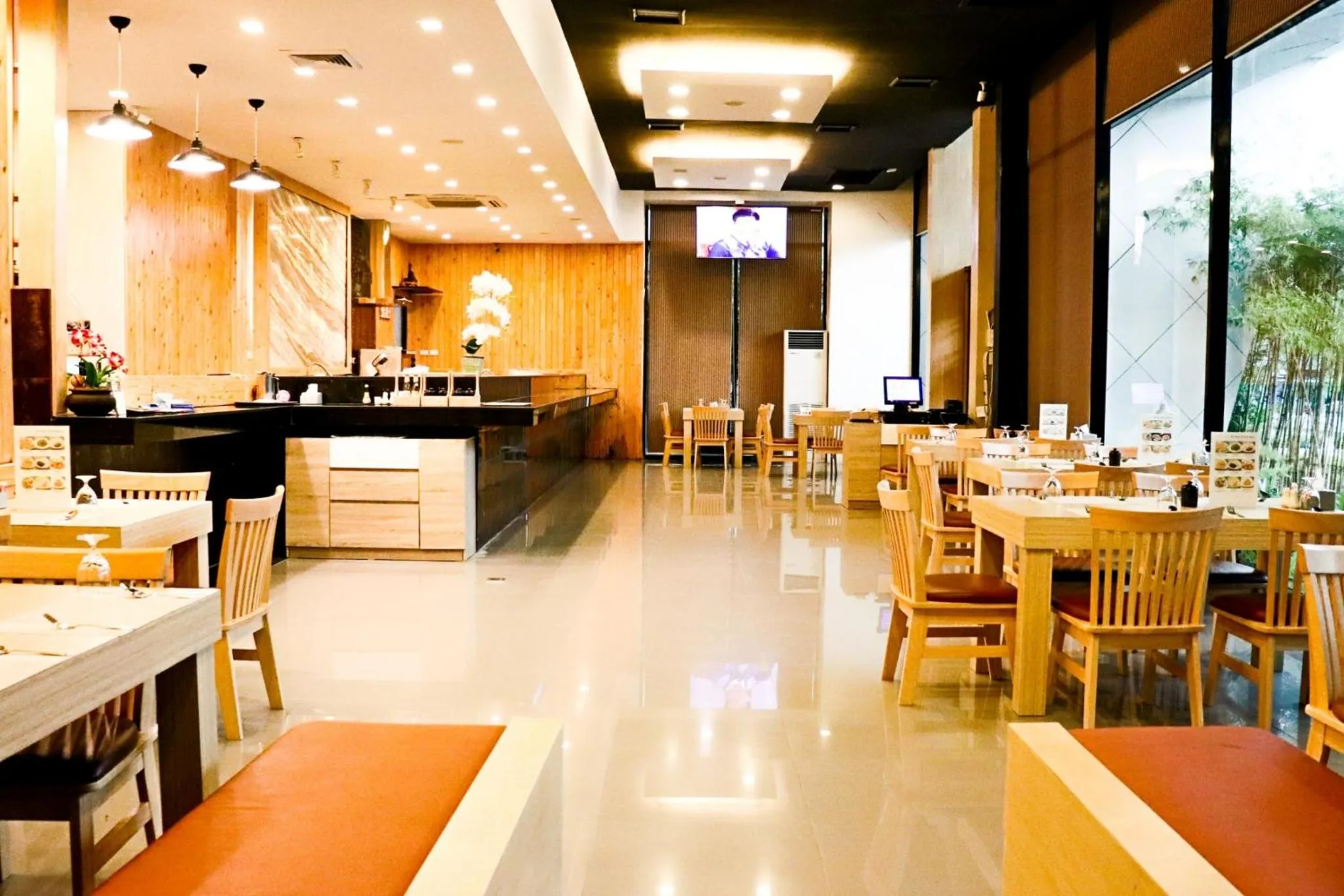 Restaurant/places to eat in Wisdom Hotel & Residence