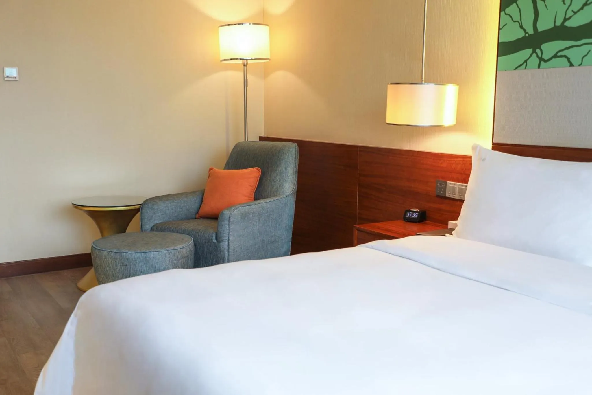 Photo of the whole room, Bed in Holiday Inn Shenzhen Donghua by IHG