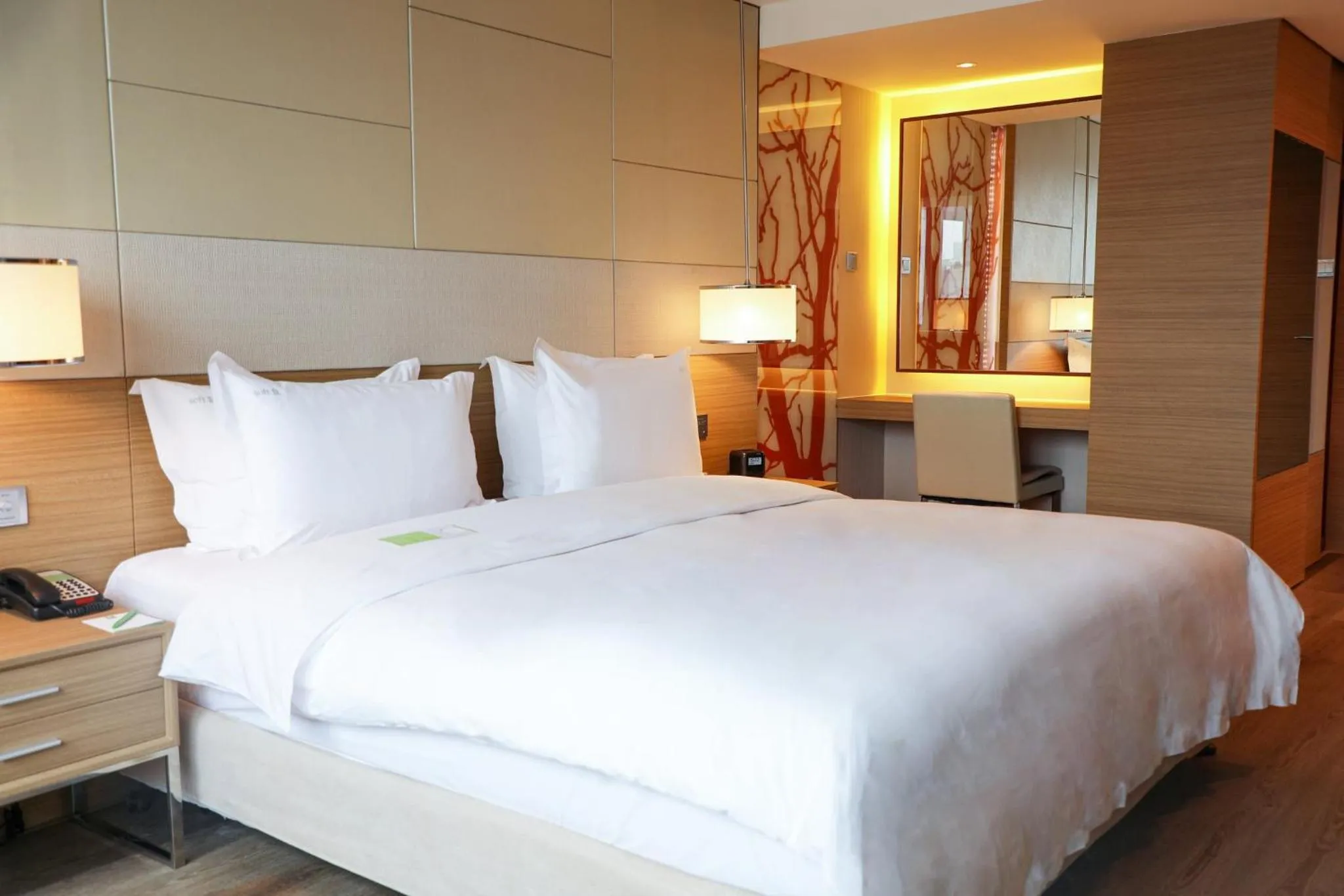 Photo of the whole room, Bed in Holiday Inn Shenzhen Donghua by IHG