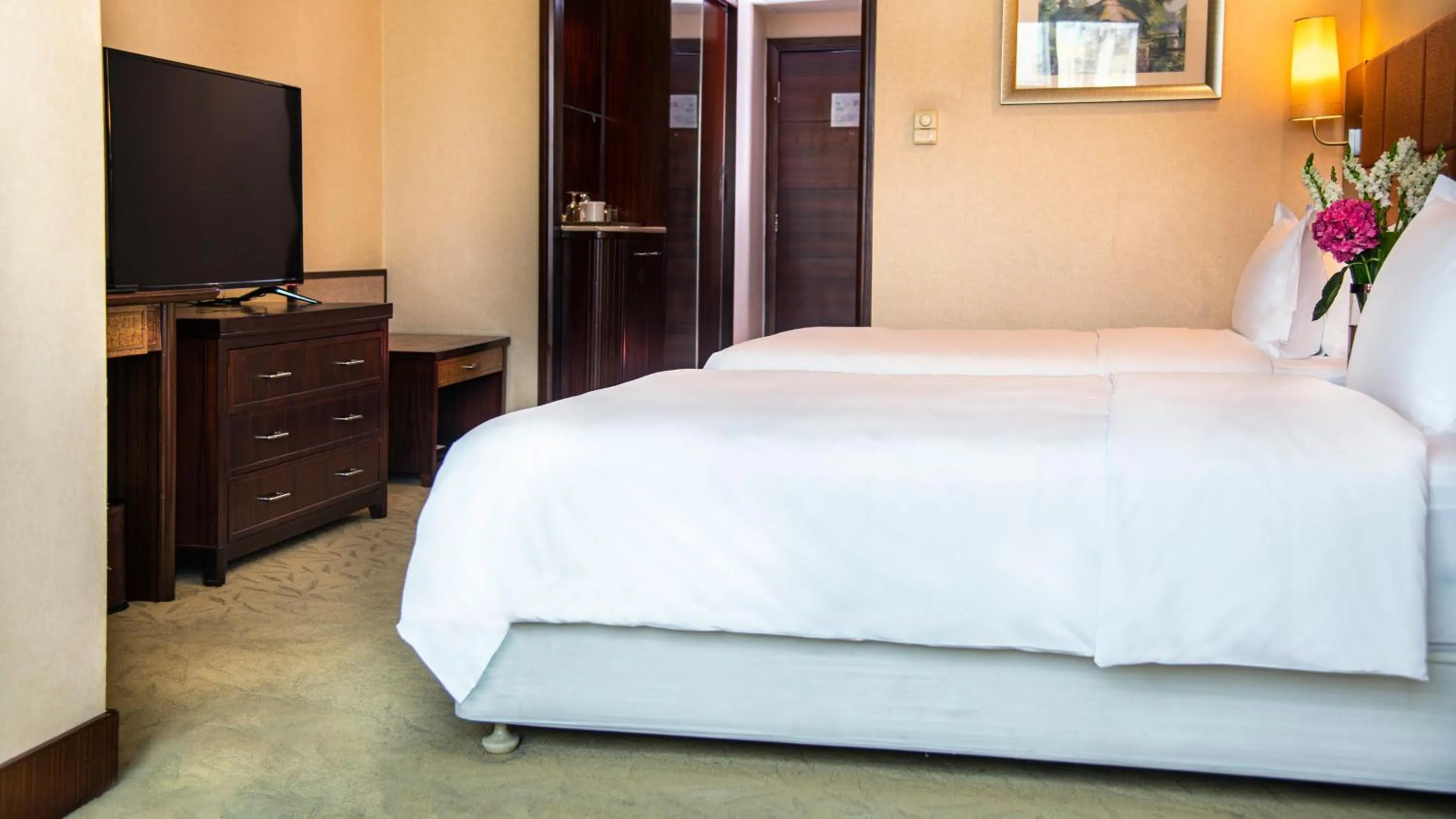 Photo of the whole room, Bed in Holiday Inn Shenzhen Donghua by IHG