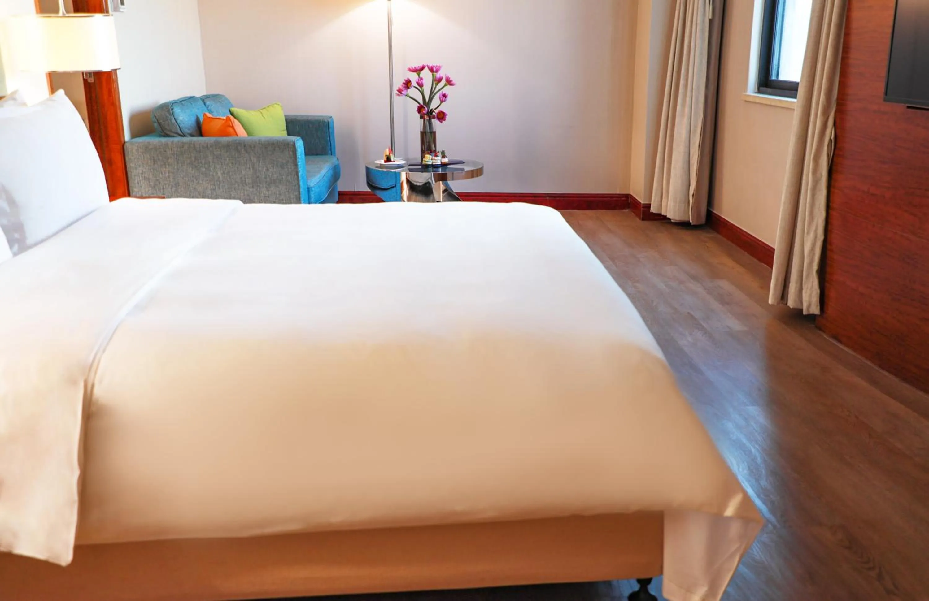 Photo of the whole room, Bed in Holiday Inn Shenzhen Donghua by IHG