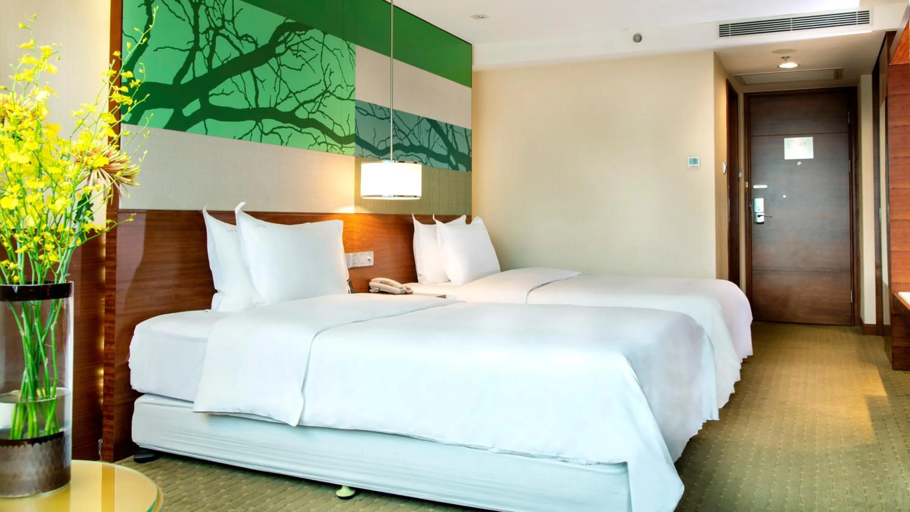 Photo of the whole room, Bed in Holiday Inn Shenzhen Donghua by IHG