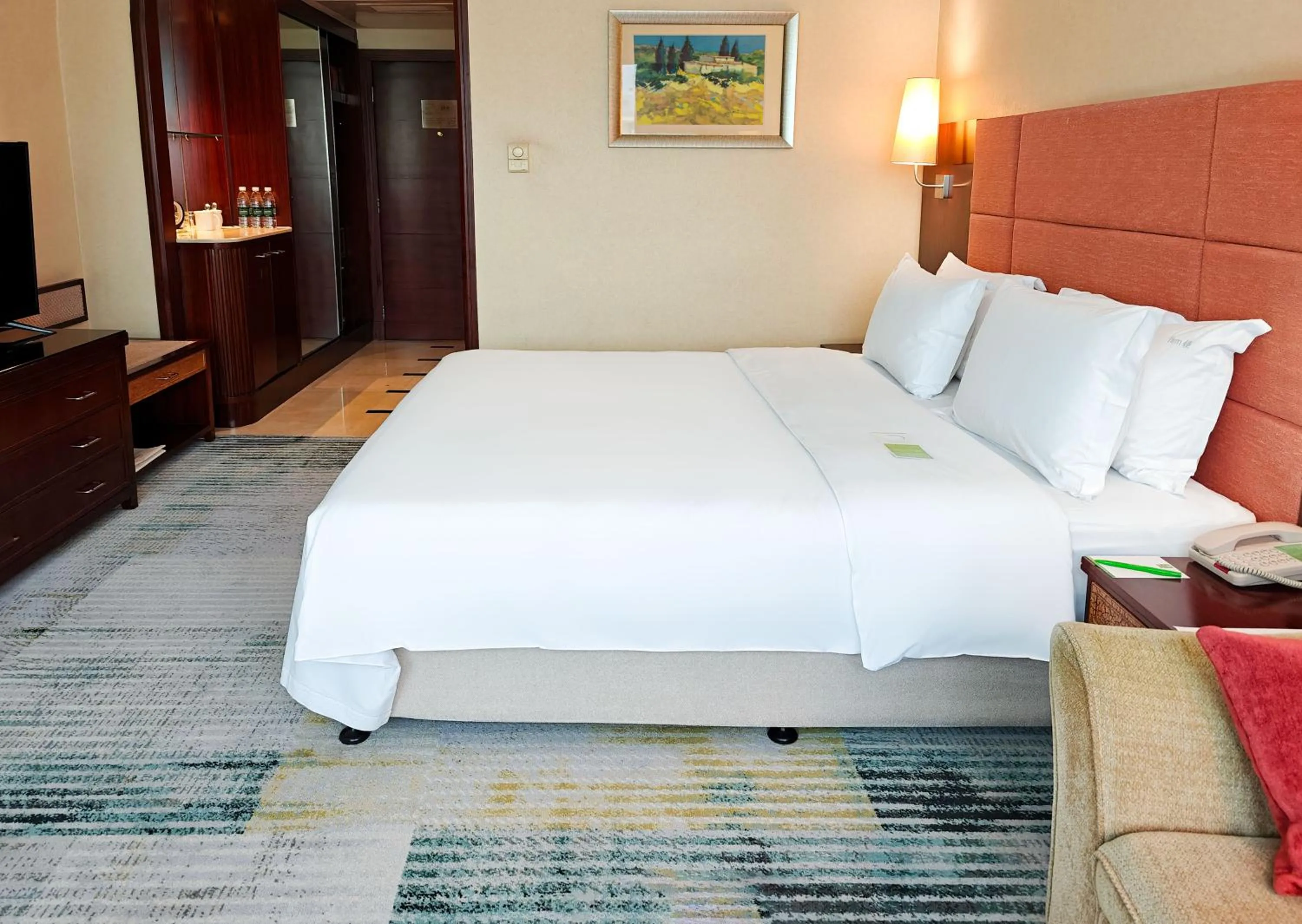 Bed in Holiday Inn Shenzhen Donghua by IHG