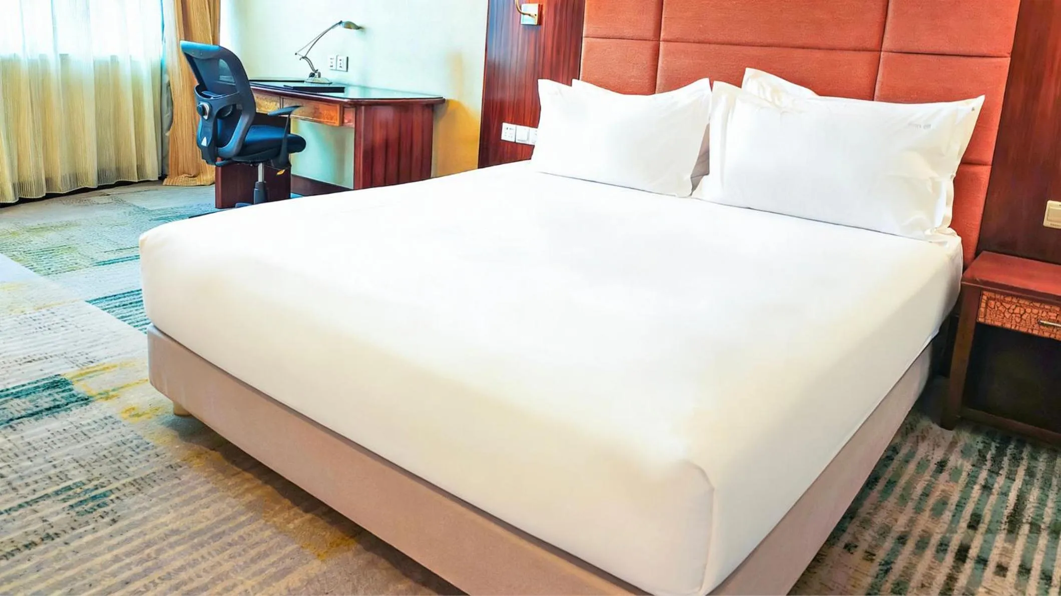 Photo of the whole room, Bed in Holiday Inn Shenzhen Donghua by IHG