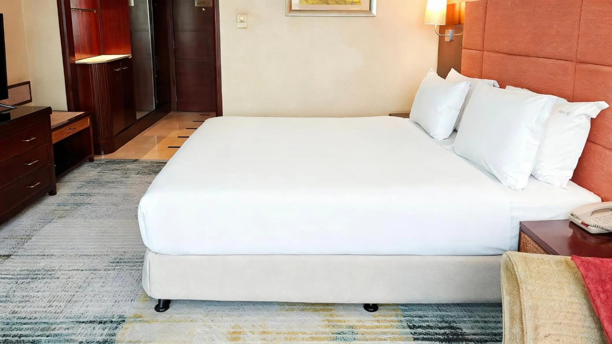 Photo of the whole room, Bed in Holiday Inn Shenzhen Donghua by IHG