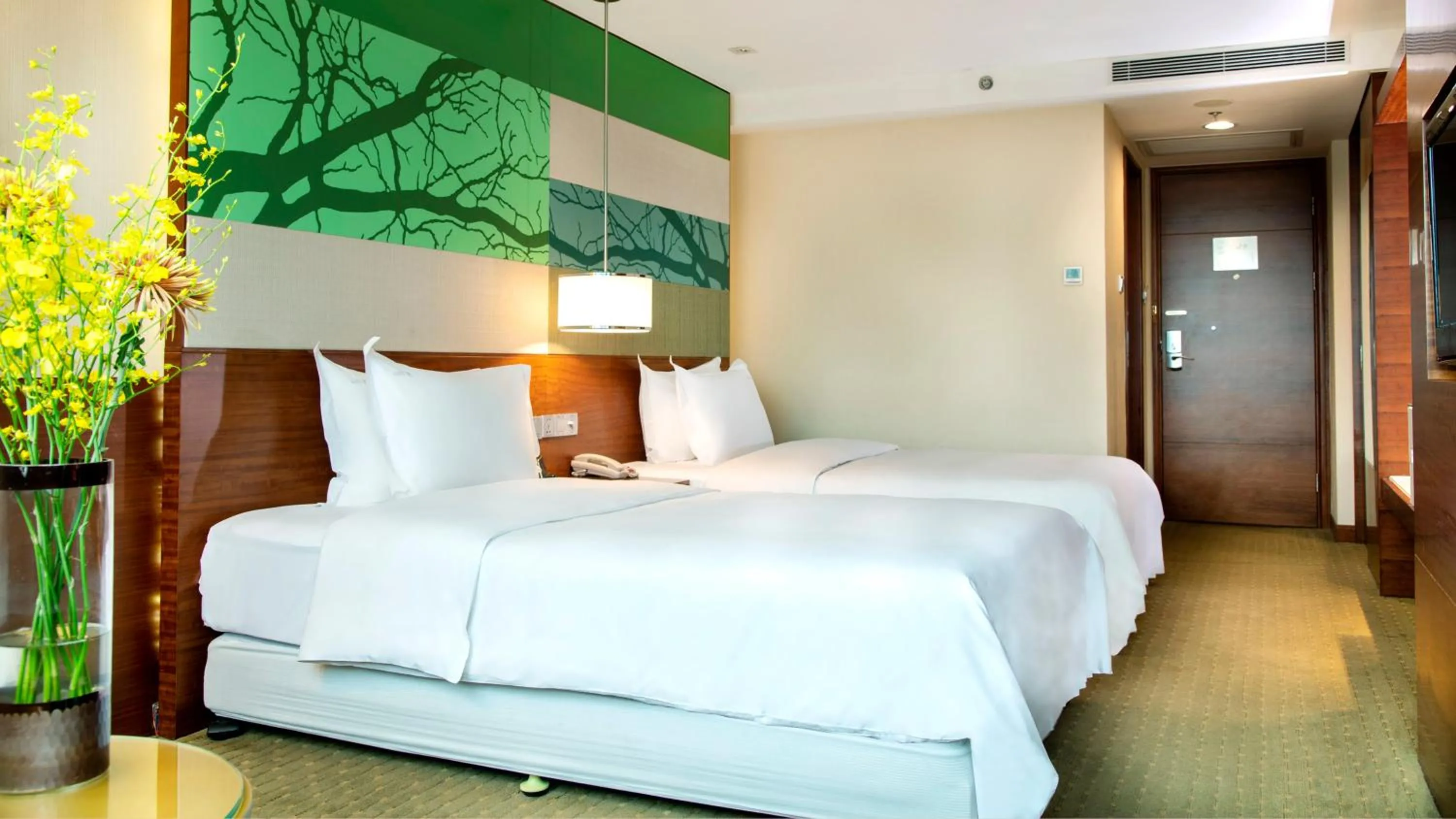 Photo of the whole room, Bed in Holiday Inn Shenzhen Donghua by IHG