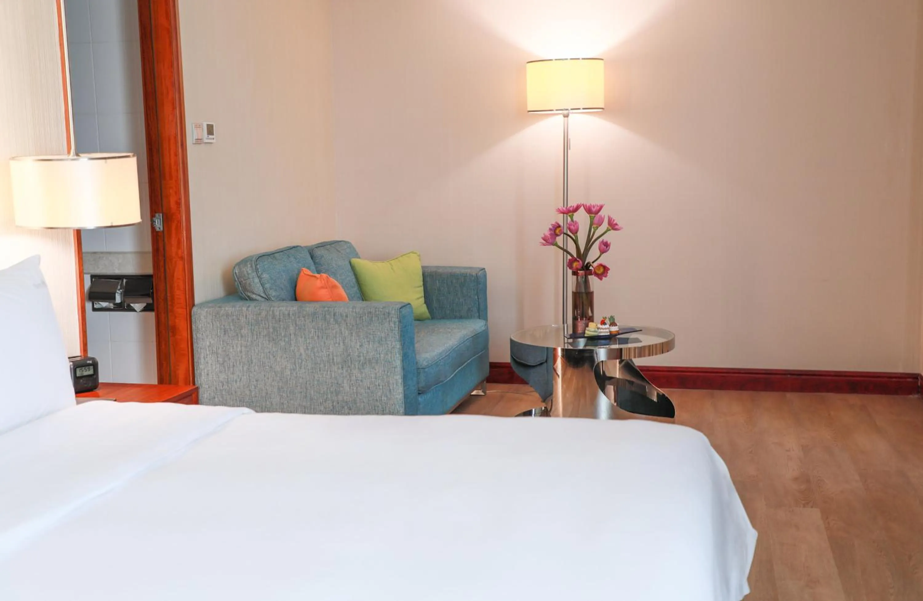 Photo of the whole room, Bed in Holiday Inn Shenzhen Donghua by IHG