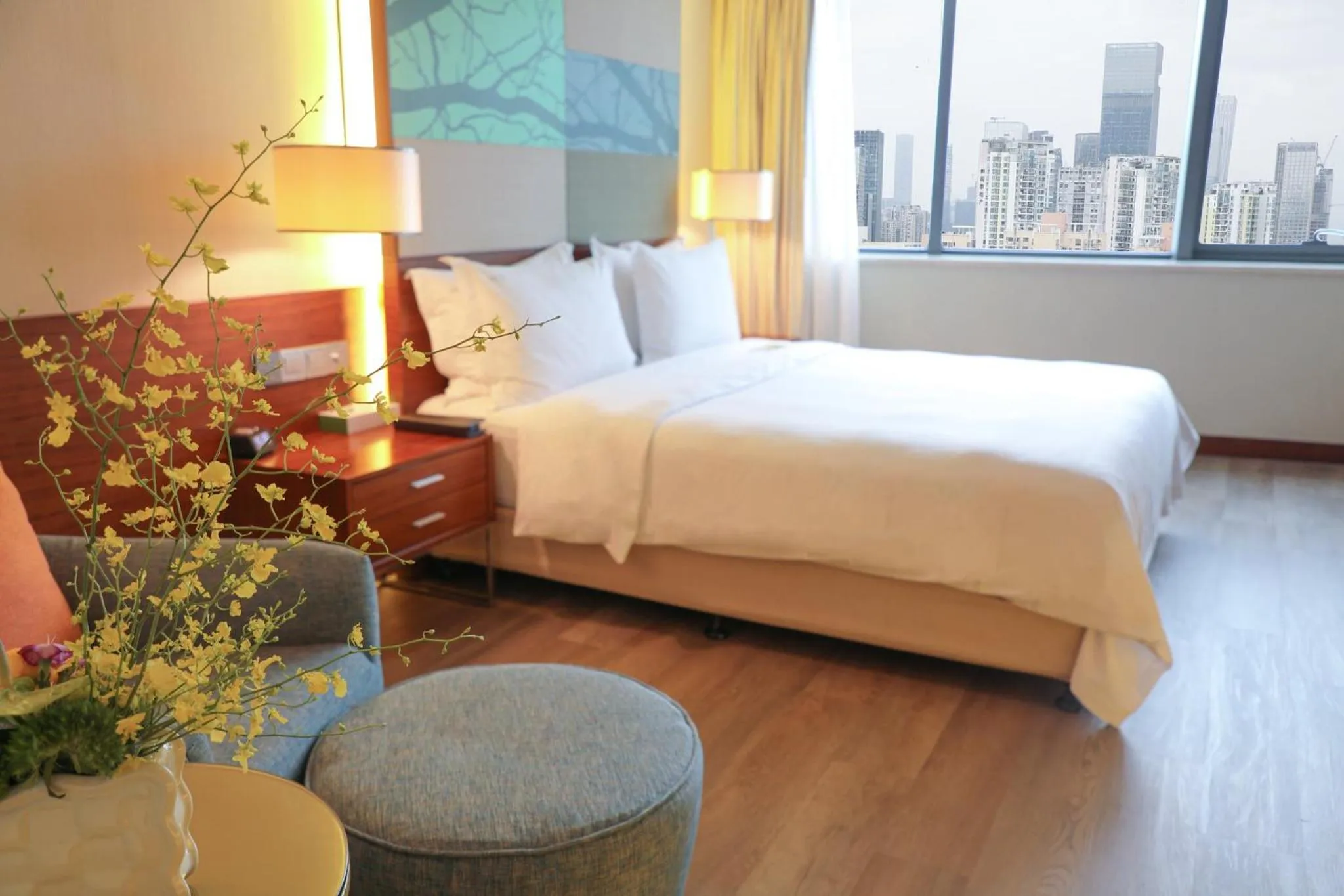 Photo of the whole room, Bed in Holiday Inn Shenzhen Donghua by IHG