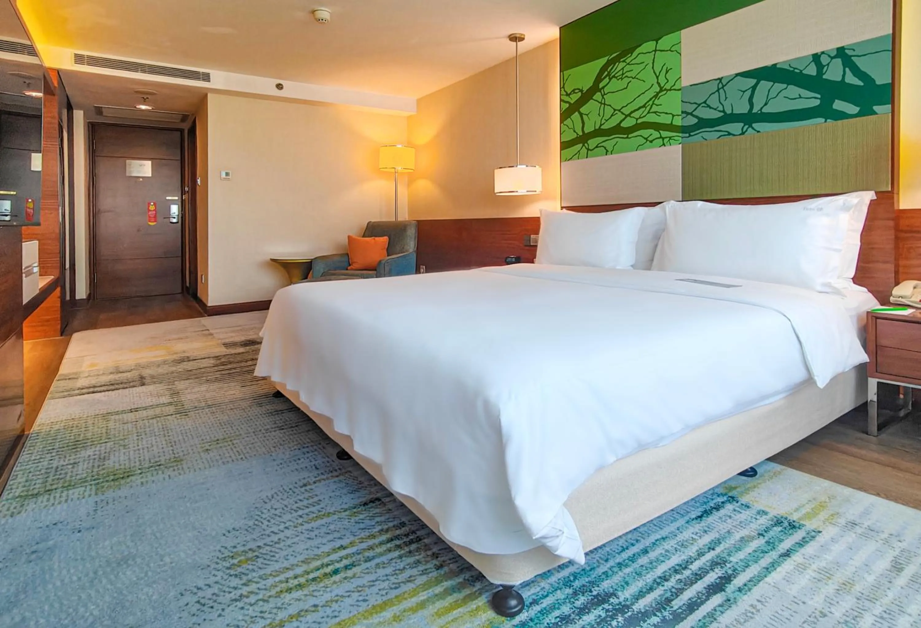Bed in Holiday Inn Shenzhen Donghua by IHG