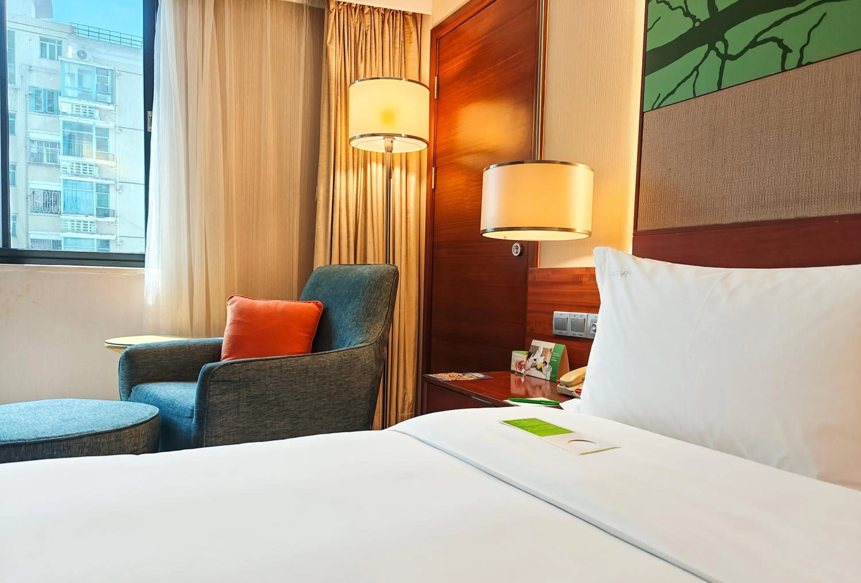 Bed in Holiday Inn Shenzhen Donghua by IHG