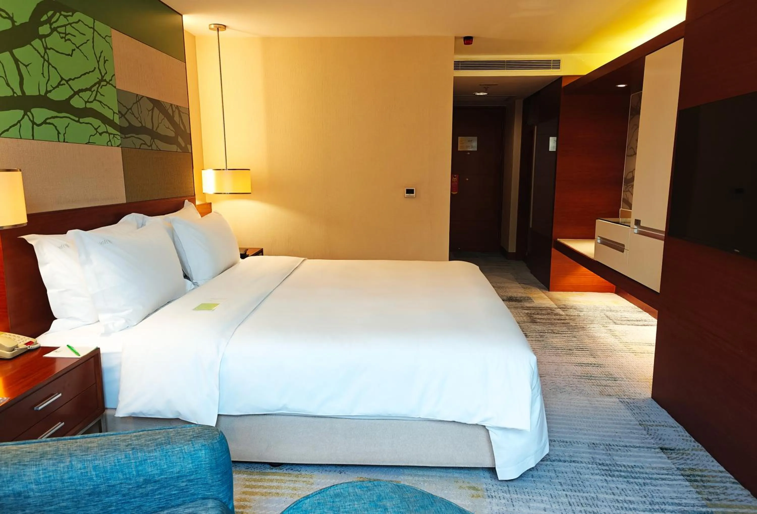 Bed in Holiday Inn Shenzhen Donghua by IHG
