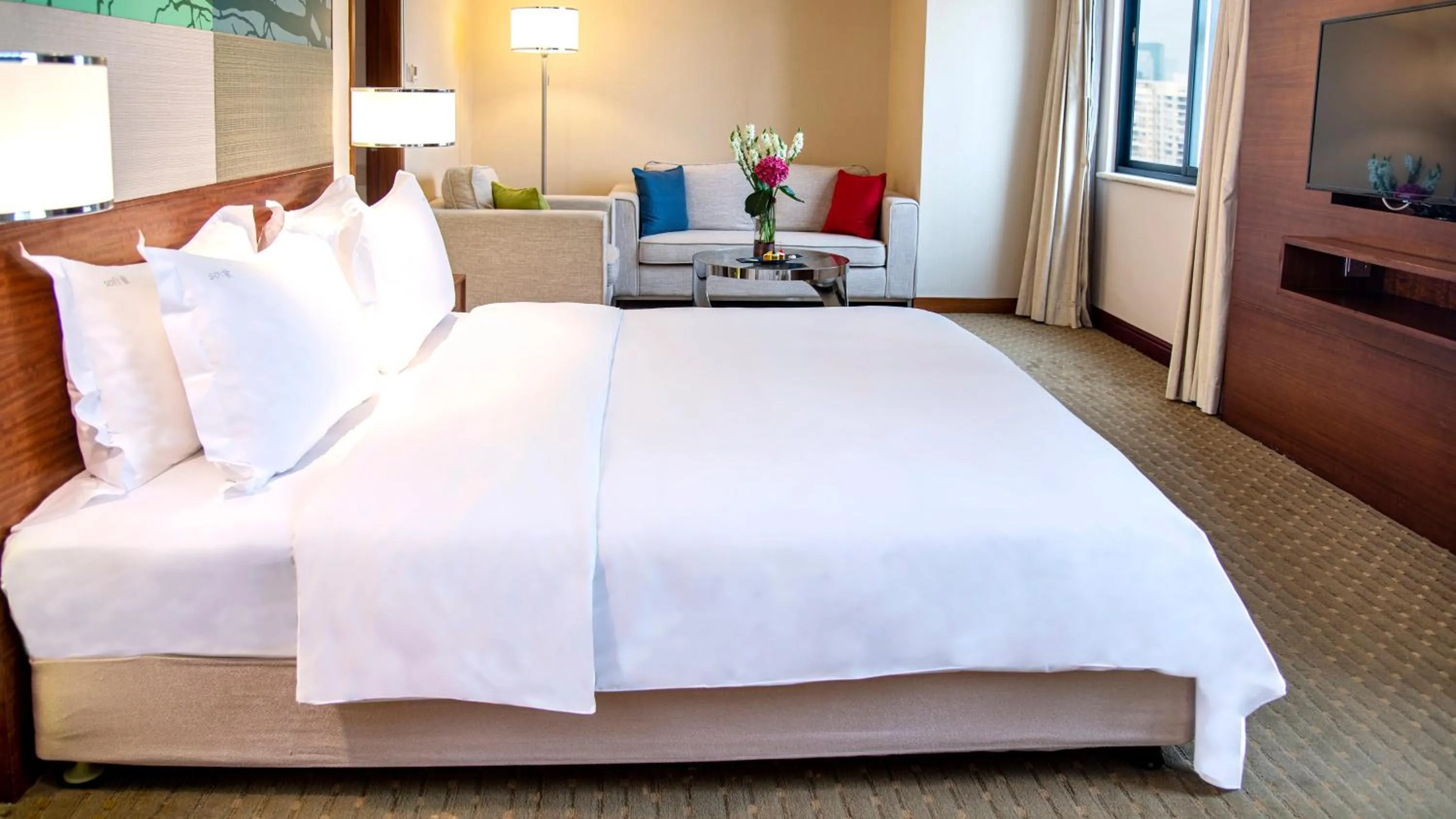 Photo of the whole room, Bed in Holiday Inn Shenzhen Donghua by IHG