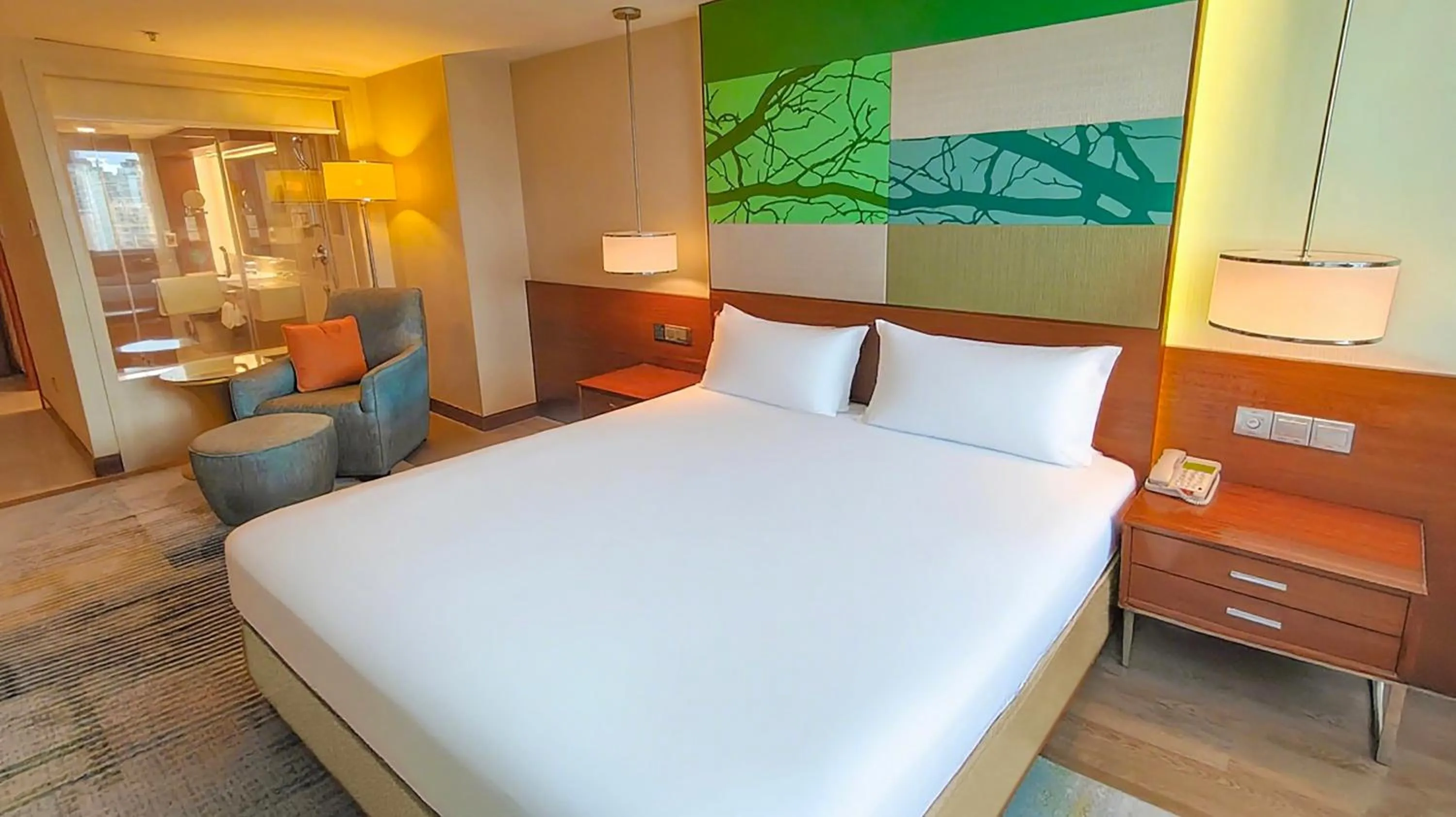 Bed in Holiday Inn Shenzhen Donghua by IHG