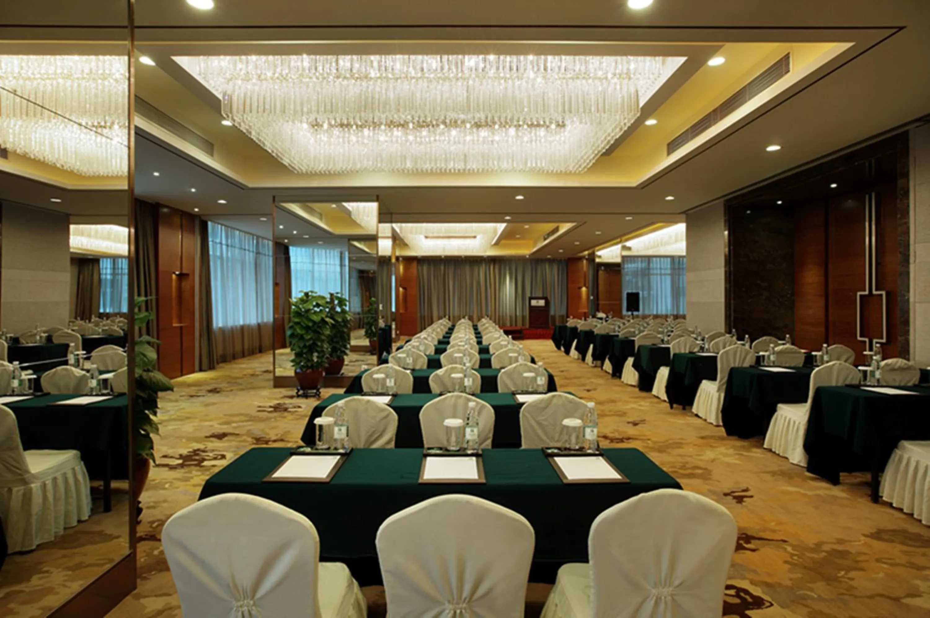 Meeting/conference room in Holiday Inn Shenzhen Donghua by IHG