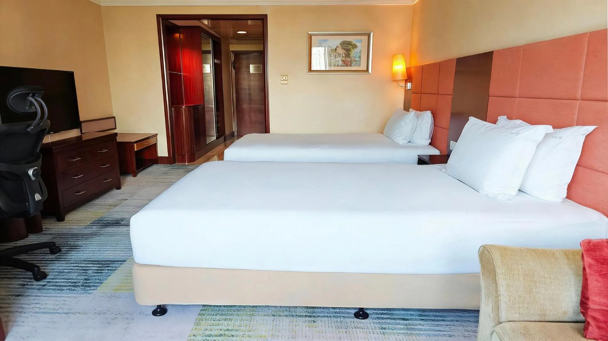 Photo of the whole room, Bed in Holiday Inn Shenzhen Donghua by IHG