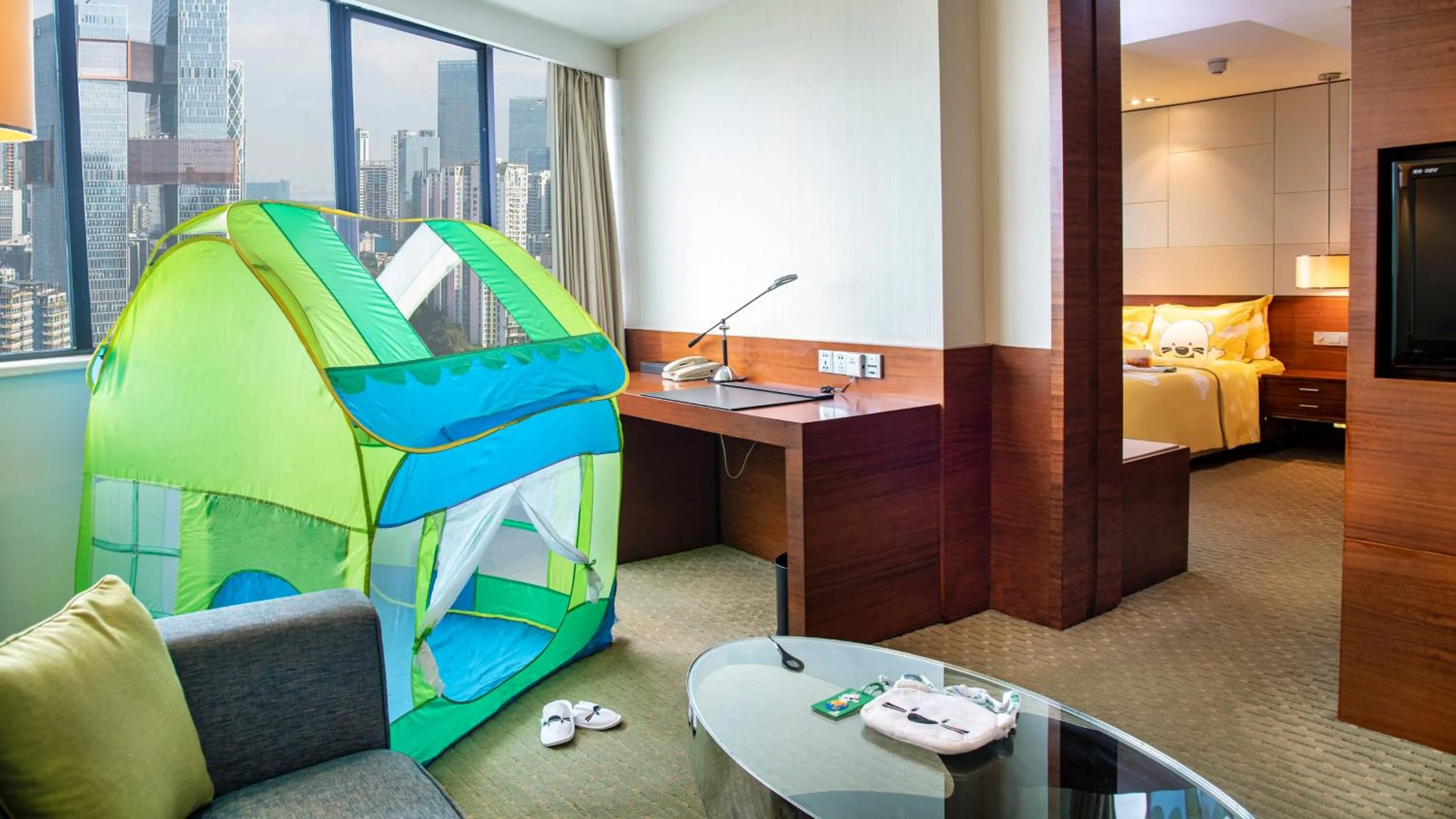 Photo of the whole room, Bed in Holiday Inn Shenzhen Donghua by IHG