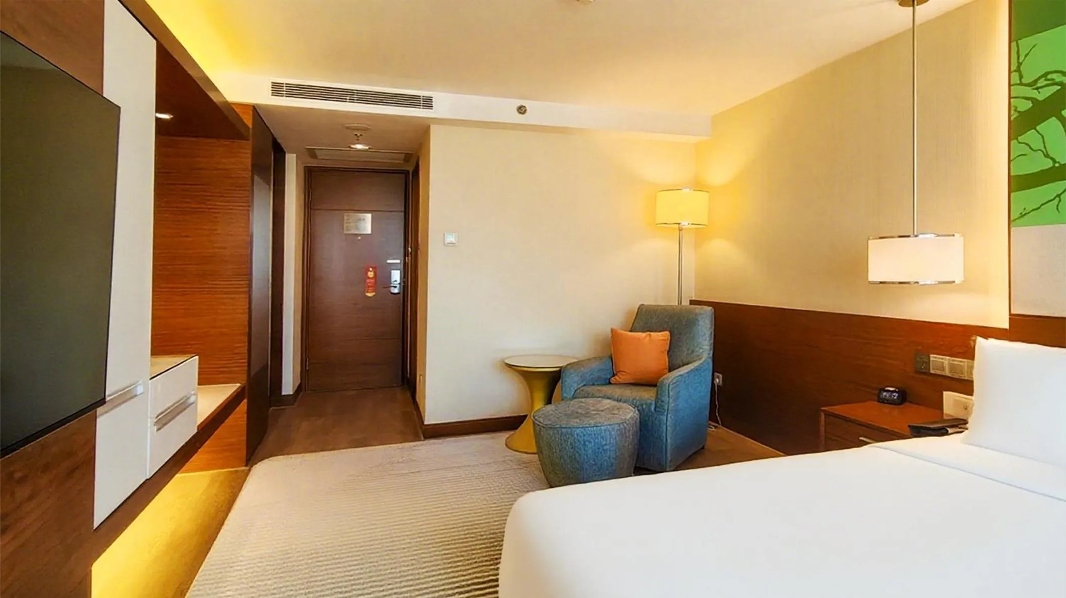 Photo of the whole room, Bed in Holiday Inn Shenzhen Donghua by IHG