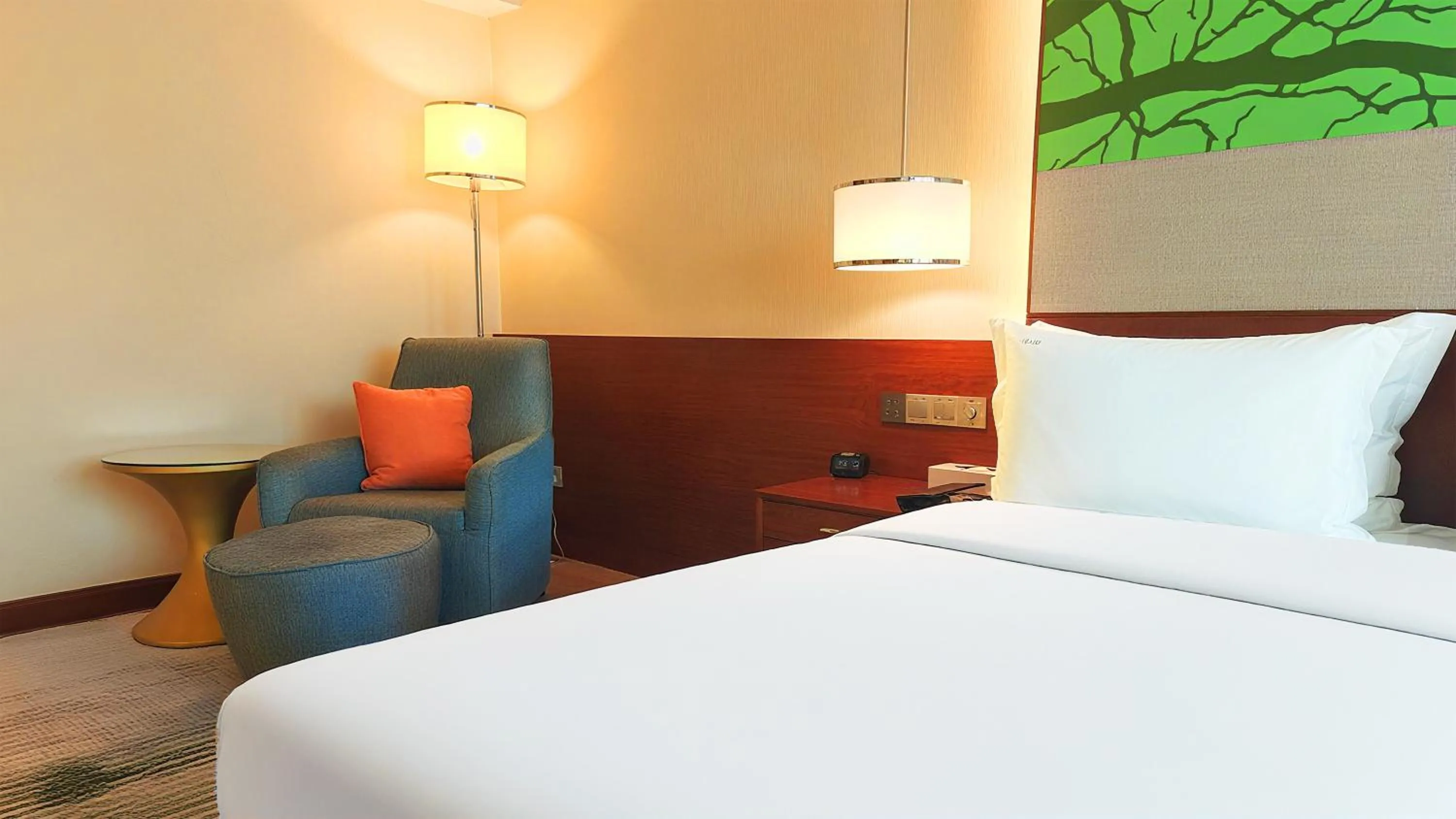 Living room, Bed in Holiday Inn Shenzhen Donghua by IHG