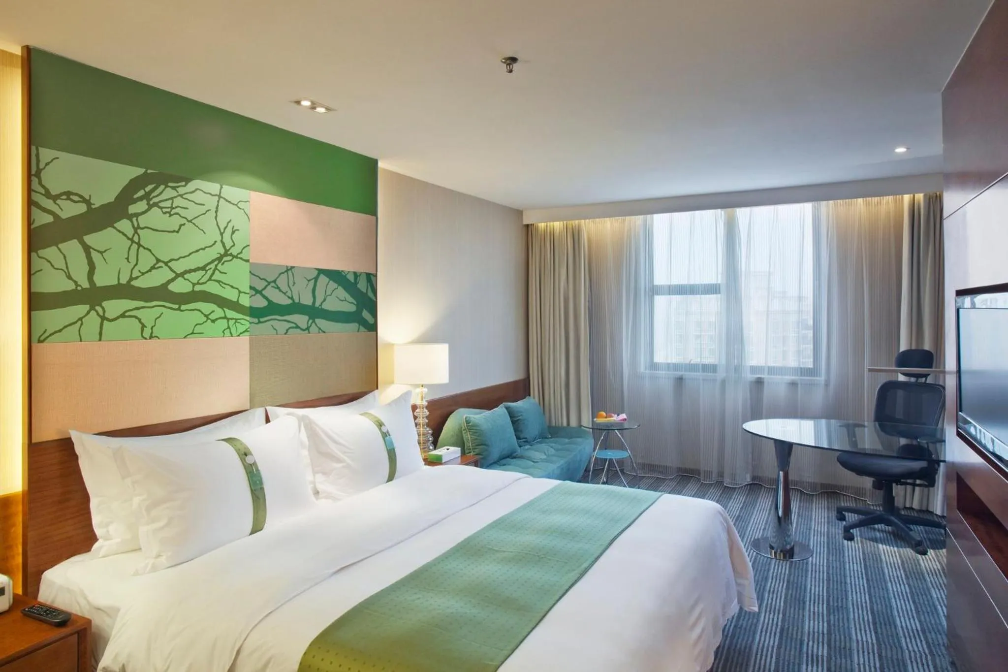 Photo of the whole room, Bed in Holiday Inn Shenzhen Donghua by IHG
