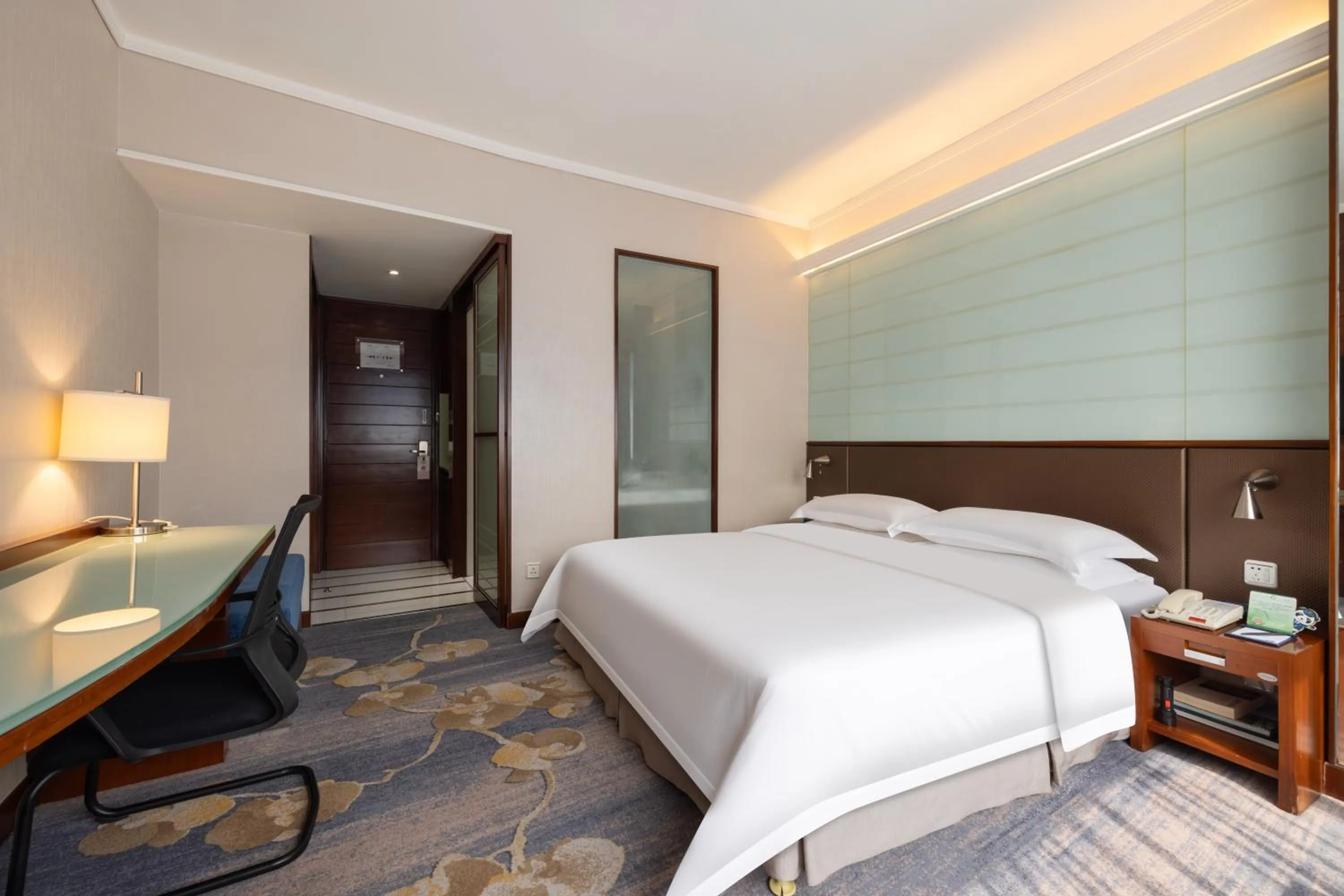 Photo of the whole room, Bed in Ocean Hotel Guangzhou - Tao Jin station